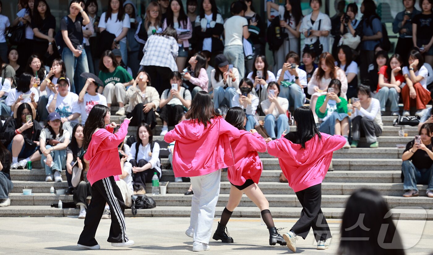 본문 이미지 - 139주년 대동제가 열리는 14일 서울 서대문구 대현동 이화여자대학교 잔디광장에서 학생들이 댄스팀의 공연을 관람하고 있다. 2025.5.14/뉴스1 ⓒ News1 김진환 기자