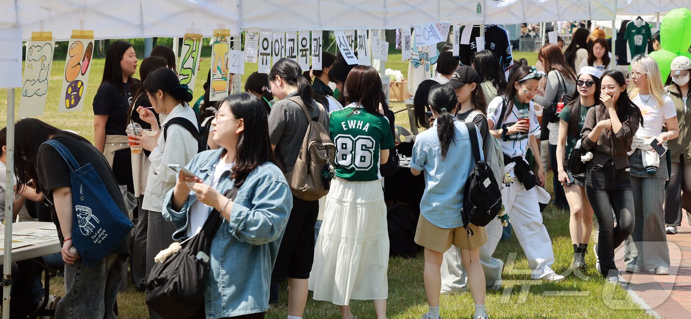 본문 이미지 - 139주년 대동제가 열리는 14일 서울 서대문구 대현동 이화여자대학교에서 학생들이 부스를 둘러보고 있다. 2025.5.14/뉴스1 ⓒ News1 김진환 기자