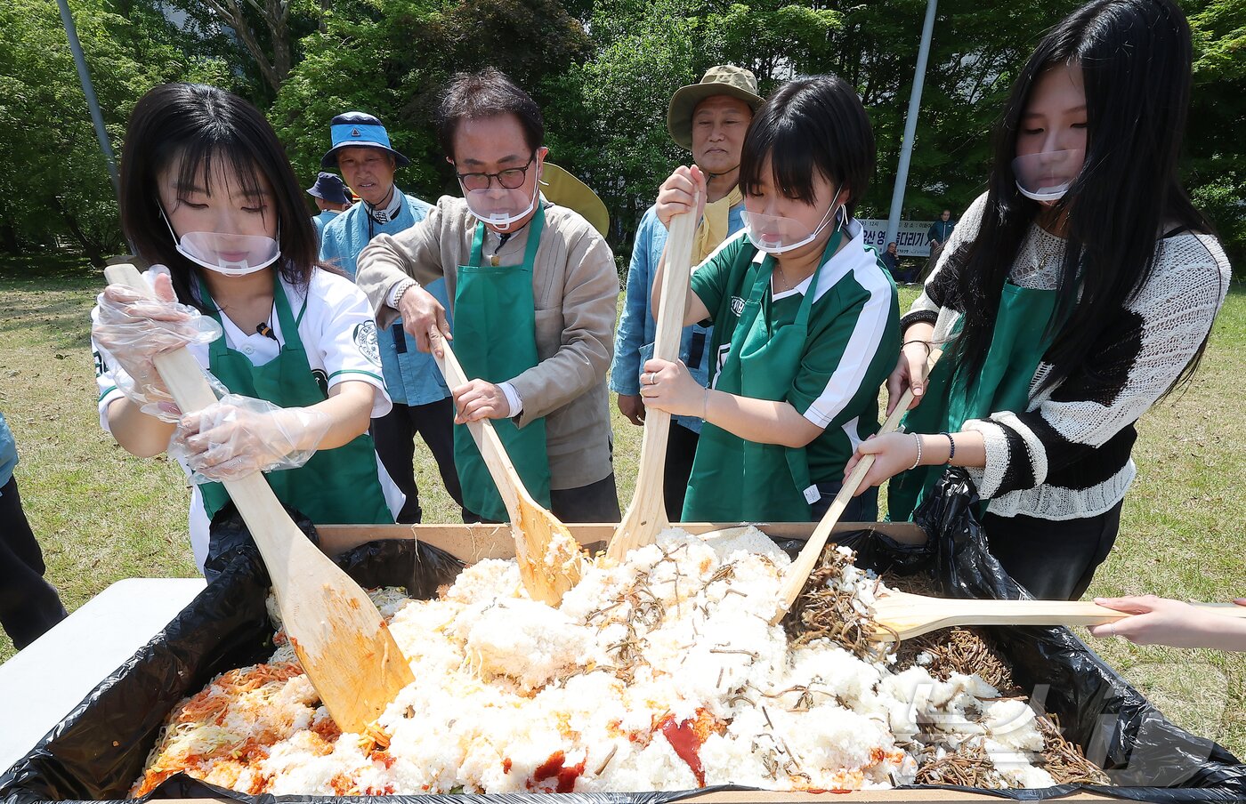 본문 이미지 - 139주년 대동제가 열리는 14일 서울 서대문구 대현동 이화여자대학교 잔디광장에서 총학생회 임원들과 교직원들이 학생들에게 나눠줄 대형 비빔밥을 비비고 있다. 2025.5.14/뉴스1 ⓒ News1 김진환 기자