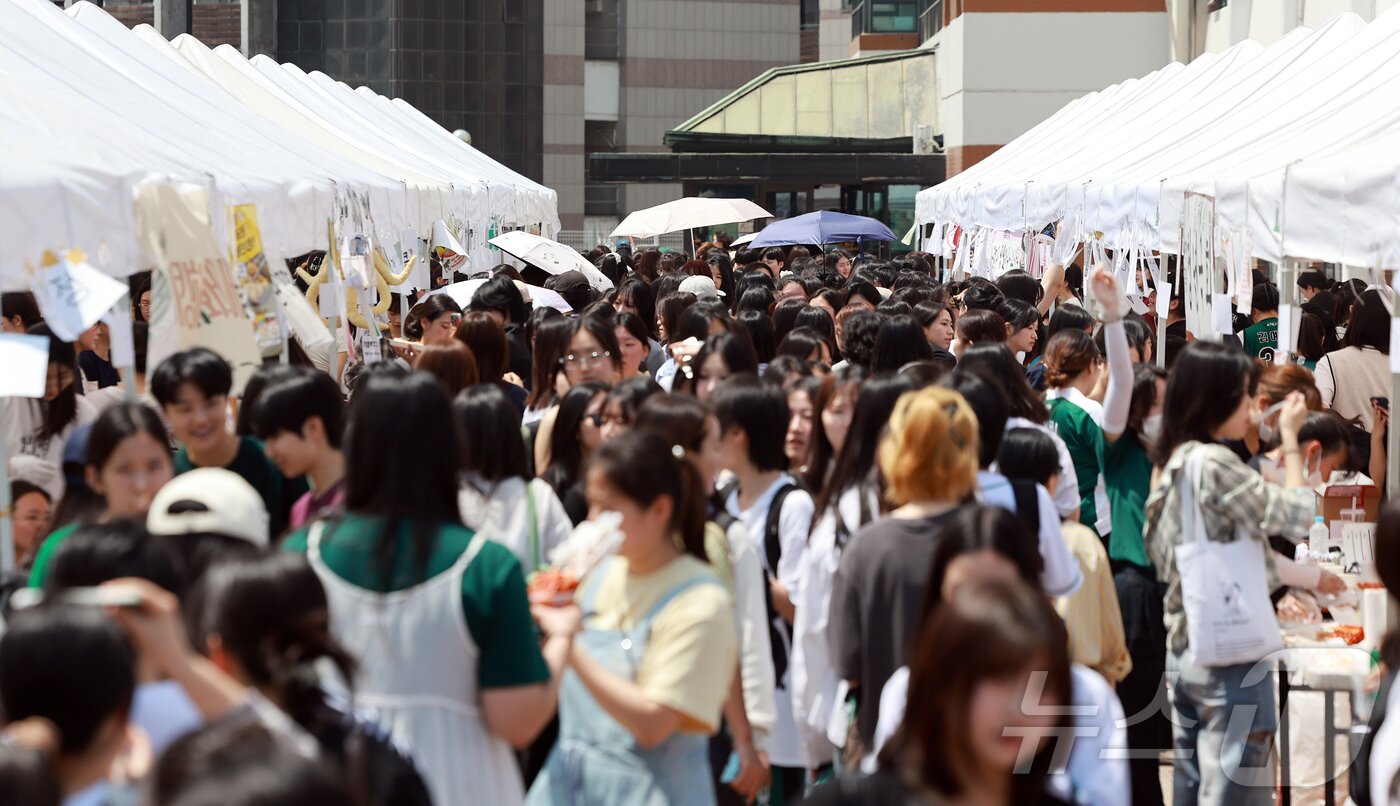 본문 이미지 - 139주년 대동제가 열리는 14일 서울 서대문구 대현동 이화여자대학교가 축제를 즐기는 학생들로 북적이고 있다. 2025.5.14/뉴스1 ⓒ News1 김진환 기자