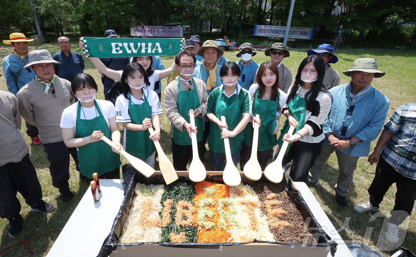 본문 이미지 - 139주년 대동제가 열리는 14일 서울 서대문구 대현동 이화여자대학교 잔디광장에서 총학생회 임원들과 교직원들이 학생들에게 나눠줄 대형 비빔밥을 비비고 있다. 2025.5.14/뉴스1 ⓒ News1 김진환 기자