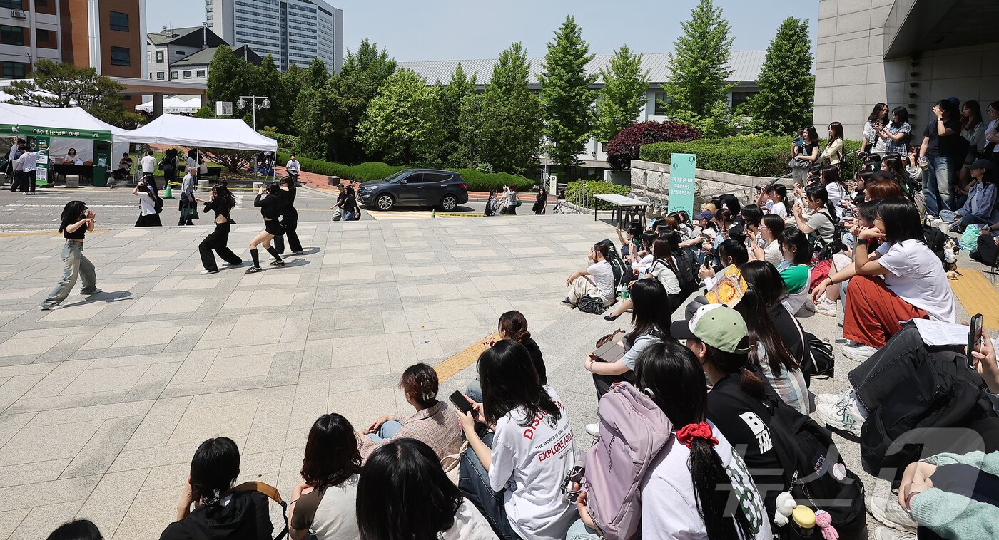 본문 이미지 - 139주년 대동제가 열리는 14일 서울 서대문구 대현동 이화여자대학교 잔디광장에서 학생들이 댄스팀의 공연을 관람하고 있다. 2025.5.14/뉴스1 ⓒ News1 김진환 기자
