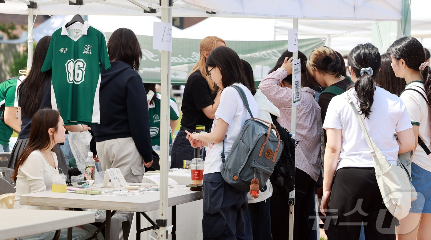 본문 이미지 - 139주년 대동제가 열리는 14일 서울 서대문구 대현동 이화여자대학교에서 학생들이 총학생회 기념품 부스를 둘러보고 있다. 2025.5.14/뉴스1 ⓒ News1 김진환 기자