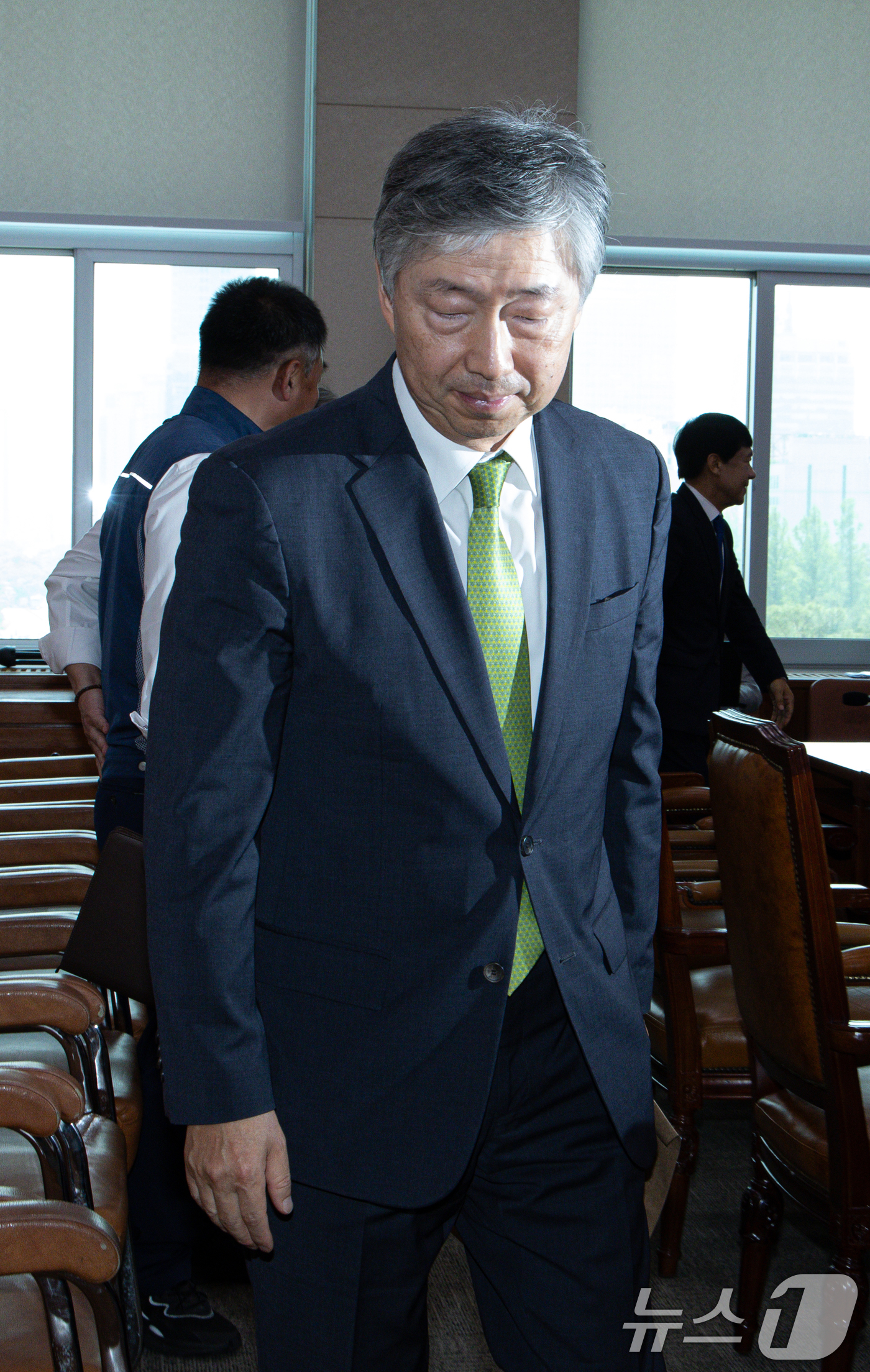 (서울=뉴스1) 이재명 기자 = 서석호 변호사가 14일 오전 서울 여의도 국회 법제사법위원회에서 열린 조희대 대법원장 등 사법부의 대선개입 의혹 진상규명 청문회가 정회되자 회의장을 …