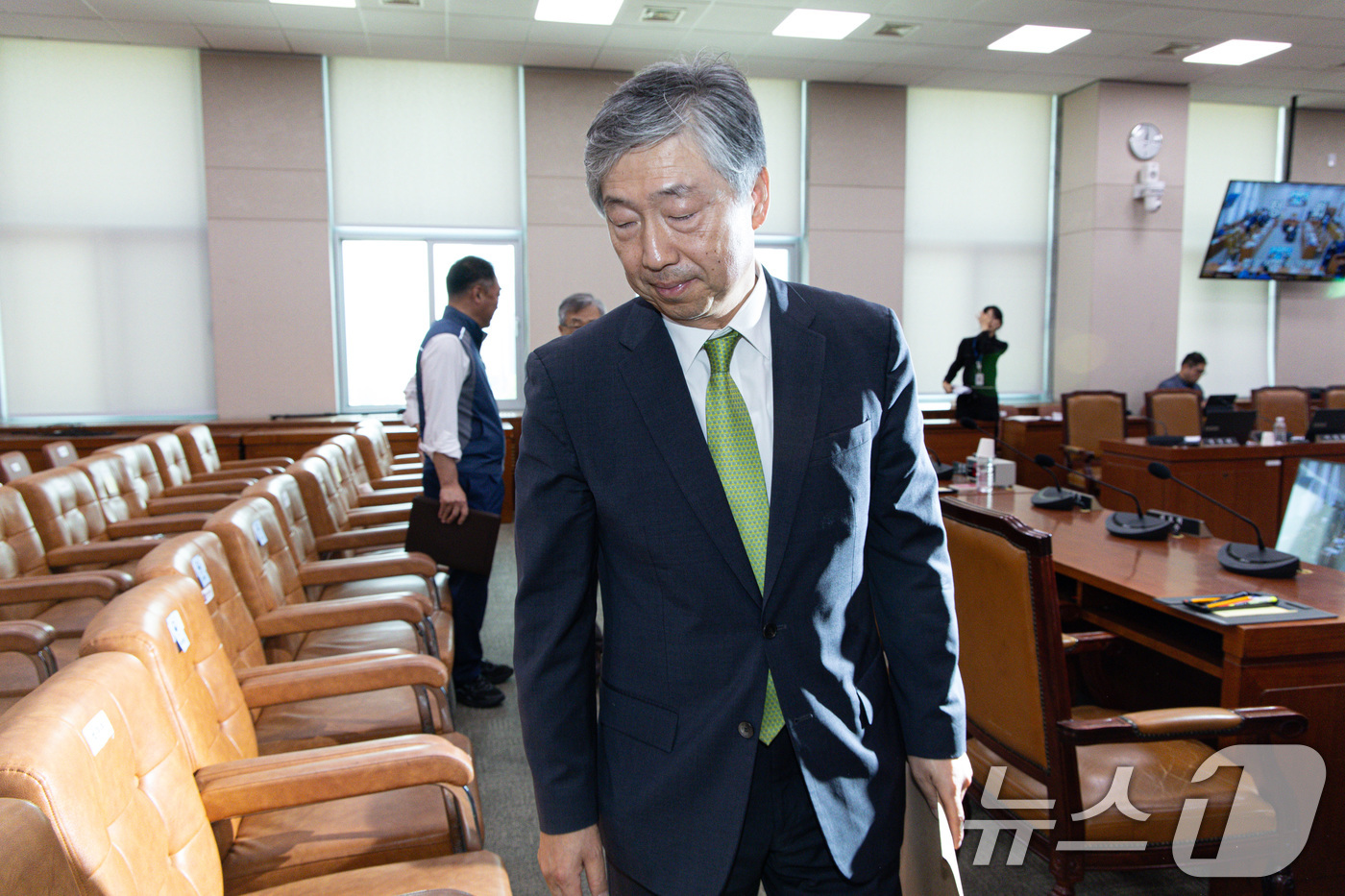 (서울=뉴스1) 이재명 기자 = 서석호 변호사가 14일 오전 서울 여의도 국회 법제사법위원회에서 열린 조희대 대법원장 등 사법부의 대선개입 의혹 진상규명 청문회가 정회되자 회의장을 …