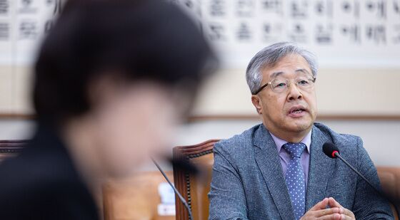 의원 질의에 답변하는 서보학 교수