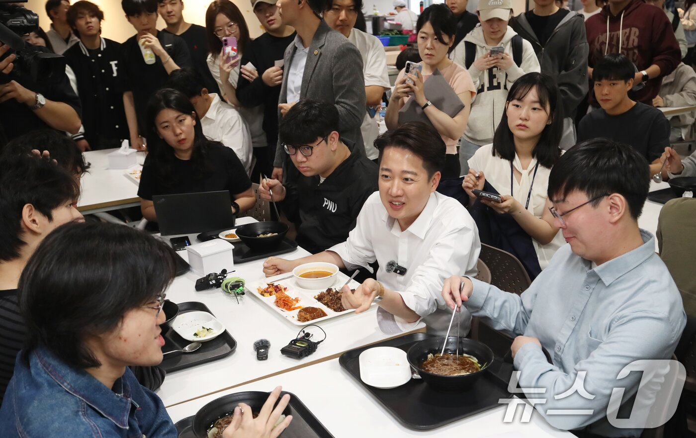 본문 이미지 - 이준석 개혁신당 대통령 후보가 14일 부산 금정구 부산대학교를 찾아 학생들과 학식을 먹으며 대화하고 있다. 2025.5.14/뉴스1 ⓒ News1 윤일지 기자