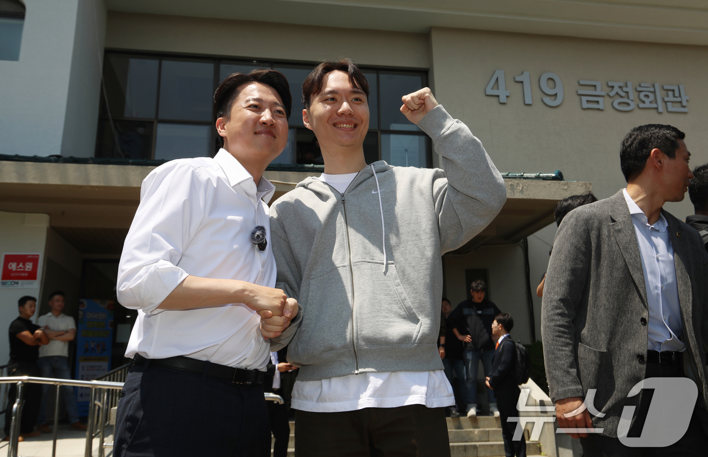 (부산=뉴스1) 윤일지 기자 = 이준석 개혁신당 대통령 후보가 14일 부산 금정구 부산대학교를 찾아 학생들과 학식을 먹은 뒤 기념사진을 찍고 있다. 2025.5.14/뉴스1