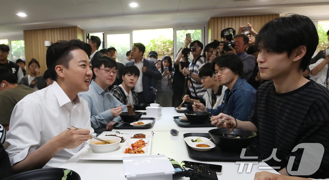 본문 이미지 - 이준석 개혁신당 대통령 후보가 14일 부산 금정구 부산대학교를 찾아 학생들과 학식을 먹으며 대화하고 있다. 2025.5.14/뉴스1 ⓒ News1 윤일지 기자