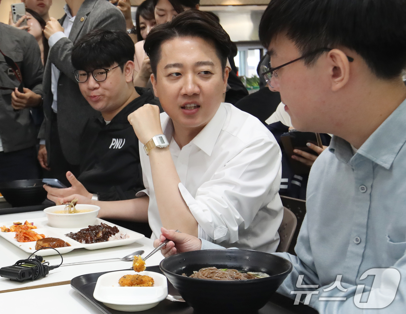 (부산=뉴스1) 윤일지 기자 = 이준석 개혁신당 대통령 후보가 14일 부산 금정구 부산대학교를 찾아 학생들과 학식을 먹으며 대화하고 있다.  2025.5.14/뉴스1