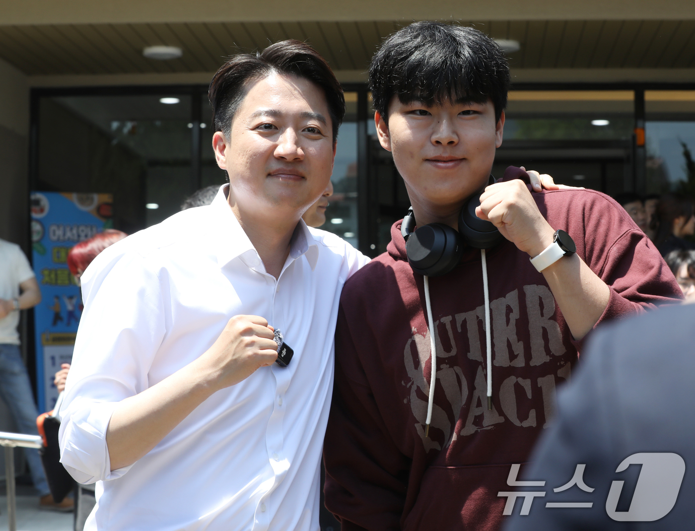 (부산=뉴스1) 윤일지 기자 = 이준석 개혁신당 대통령 후보가 14일 부산 금정구 부산대학교를 찾아 학생들과 학식을 먹은 뒤 기념사진을 찍고 있다. 2025.5.14/뉴스1