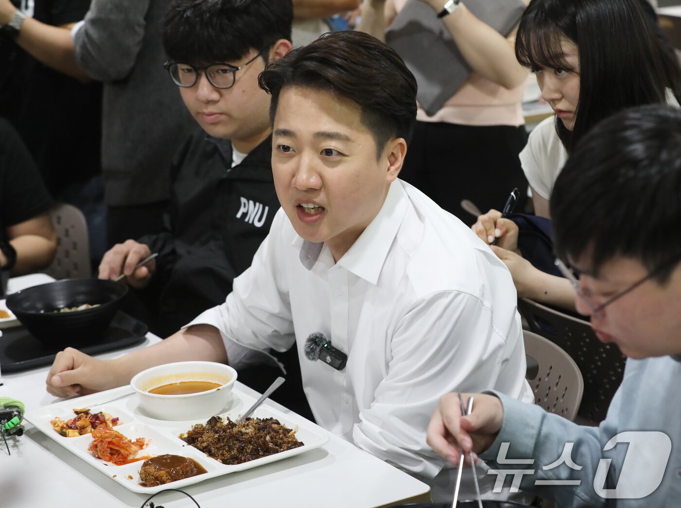 본문 이미지 - 이준석 개혁신당 대통령 후보가 14일 부산 금정구 부산대학교를 찾아 학생들과 학식을 먹으며 대화하고 있다. 2025.5.14/뉴스1 ⓒ News1 윤일지 기자