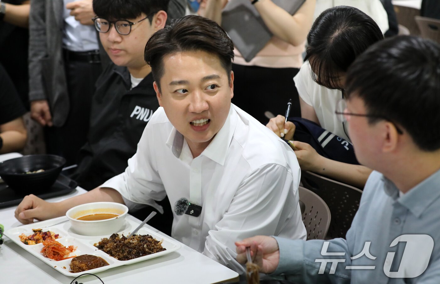 본문 이미지 - 이준석 개혁신당 대통령 후보가 14일 부산 금정구 부산대학교를 찾아 학생들과 학식을 먹으며 대화하고 있다. 2025.5.14/뉴스1 ⓒ News1 윤일지 기자