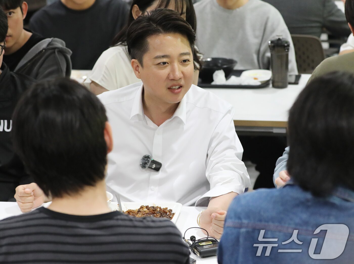 본문 이미지 - 이준석 개혁신당 대통령 후보가 14일 부산 금정구 부산대학교를 찾아 학생들과 학식을 먹으며 대화하고 있다. 2025.5.14/뉴스1 ⓒ News1 윤일지 기자