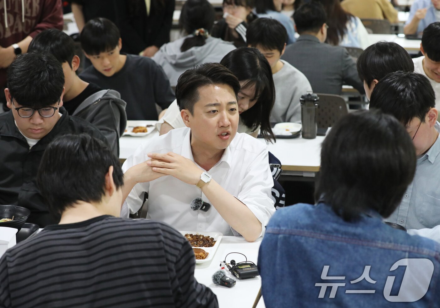 본문 이미지 - 이준석 개혁신당 대통령 후보가 14일 부산 금정구 부산대학교를 찾아 학생들과 학식을 먹으며 대화하고 있다. 2025.5.14/뉴스1 ⓒ News1 윤일지 기자