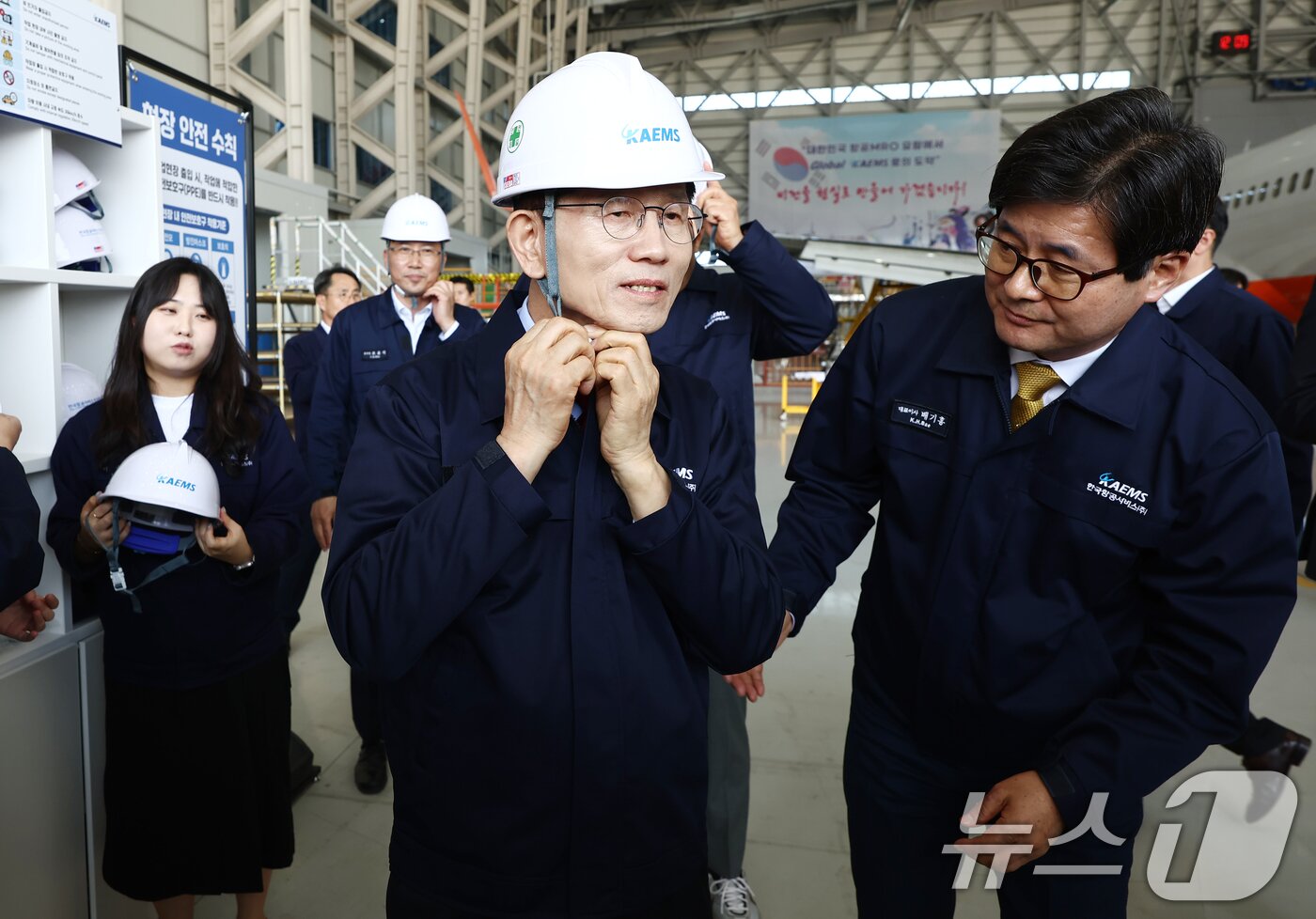 본문 이미지 - 김문수 국민의힘 대통령 후보가 14일 경남 사천시 항공정비업체 한국항공서비스에 방문해 현장을 둘러보기 전 안전모를 착용하고 있다. 2025.5.14/뉴스1 ⓒ News1 김민지 기자