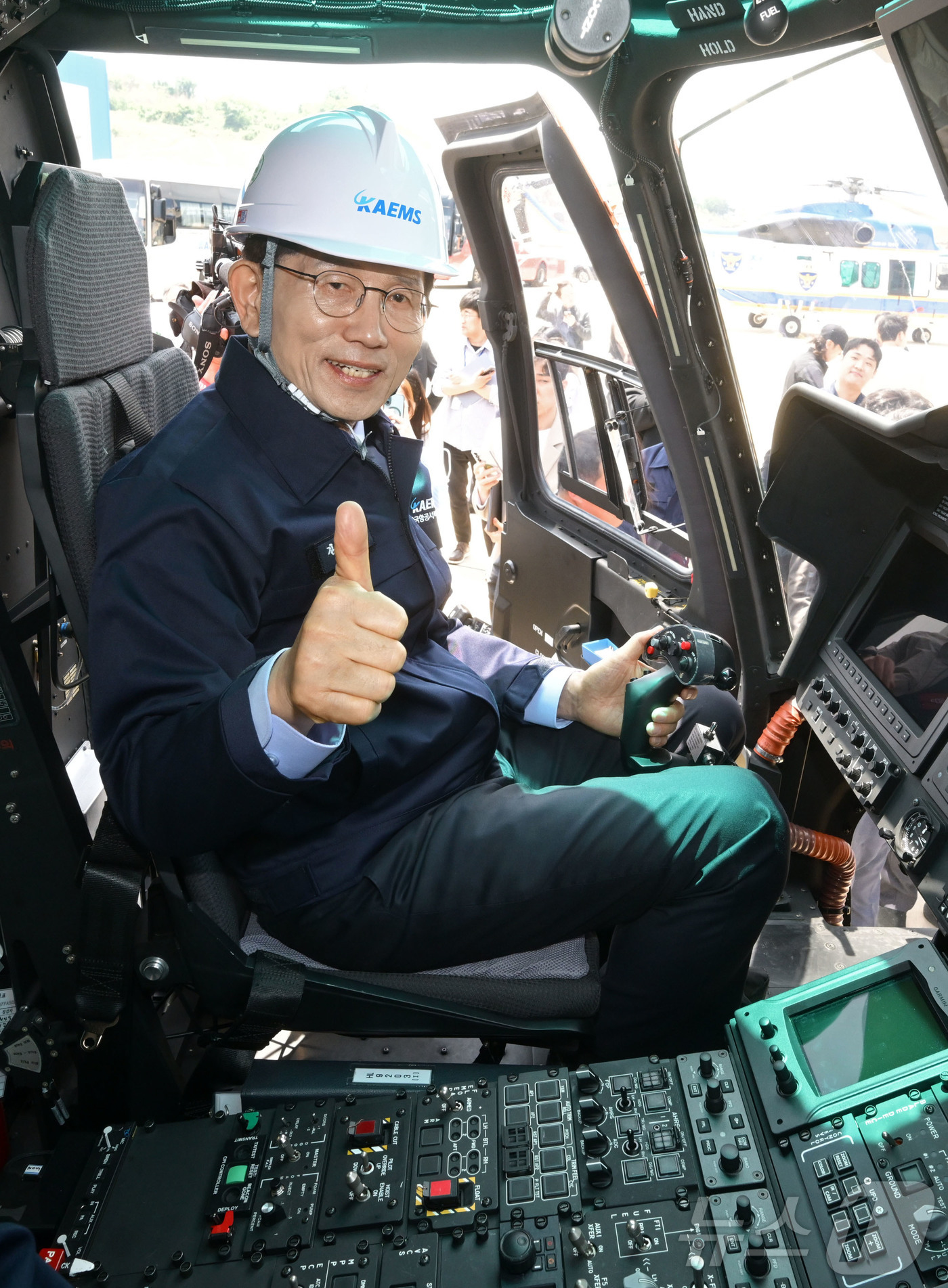 (사천=뉴스1) 김민지 기자 = 김문수 국민의힘 대통령 후보가 14일 경남 사천시 항공정비업체 한국항공서비스에 방문해 산림청 산불 진화 헬기를 살펴보고 있다. (공동취재) 2025 …