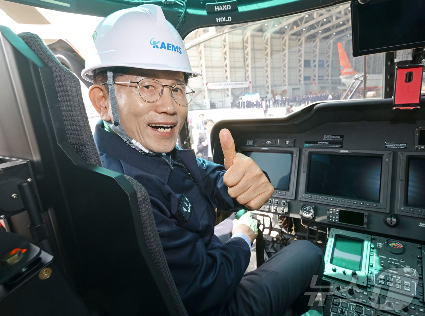 (사천=뉴스1) 김민지 기자 = 김문수 국민의힘 대통령 후보가 14일 경남 사천시 항공정비업체 한국항공서비스에 방문해 산림청 산불 진화 헬기를 살펴보고 있다. (공동취재) 2025 …