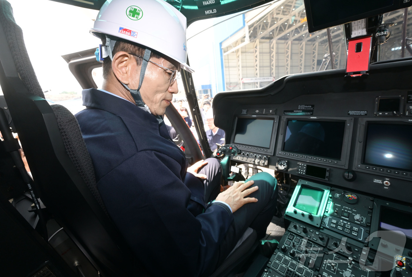 (사천=뉴스1) 김민지 기자 = 김문수 국민의힘 대통령 후보가 14일 경남 사천시 항공정비업체 한국항공서비스에 방문해 산림청 산불 진화 헬기를 살펴보고 있다. (공동취재) 2025 …