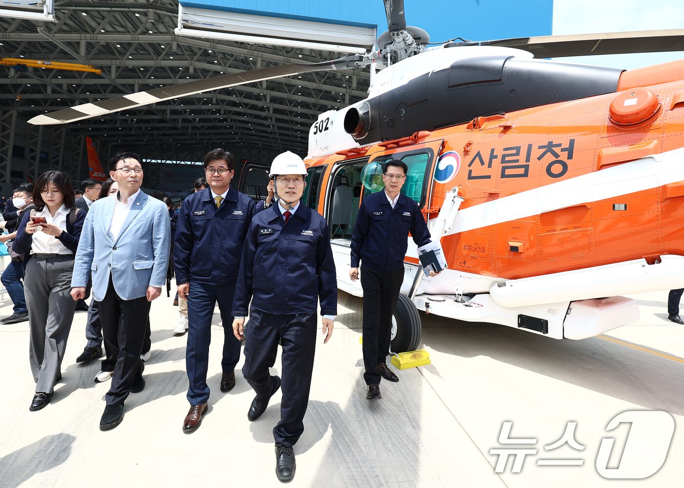 본문 이미지 - 김문수 국민의힘 대통령 후보가 14일 경남 사천시 항공정비업체 한국항공서비스에 방문해 산림청 산불 진화 헬기를 살펴보고 있다. 2025.5.14/뉴스1 ⓒ News1 김민지 기자