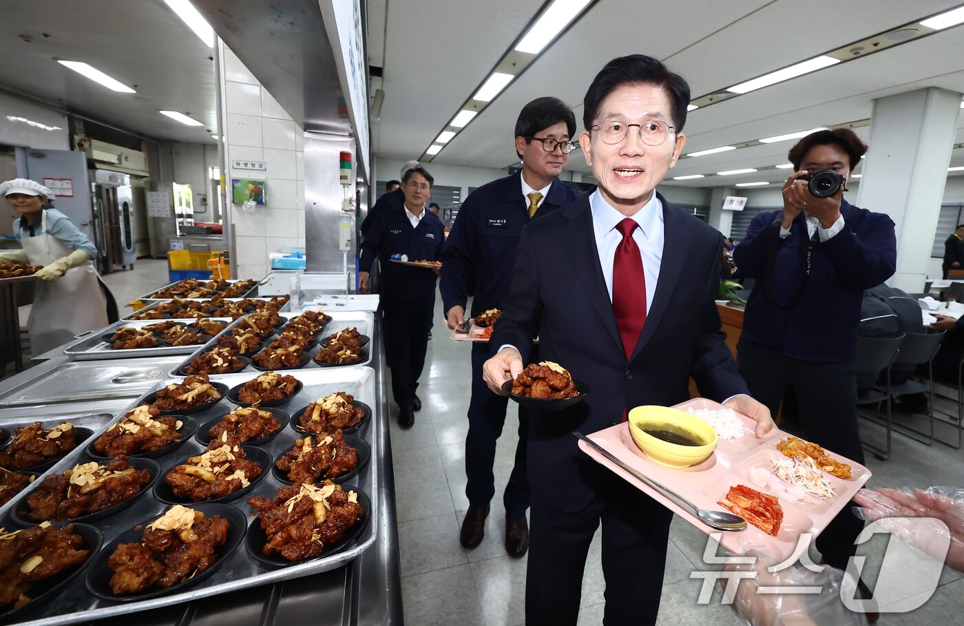 본문 이미지 - 김문수 국민의힘 대통령 후보가 14일 경남 사천시 항공정비업체 한국항공서비스에 방문해 직원들과 식사를 하기 위해 배식을 받고 있다. 2025.5.14/뉴스1 ⓒ News1 김민지 기자