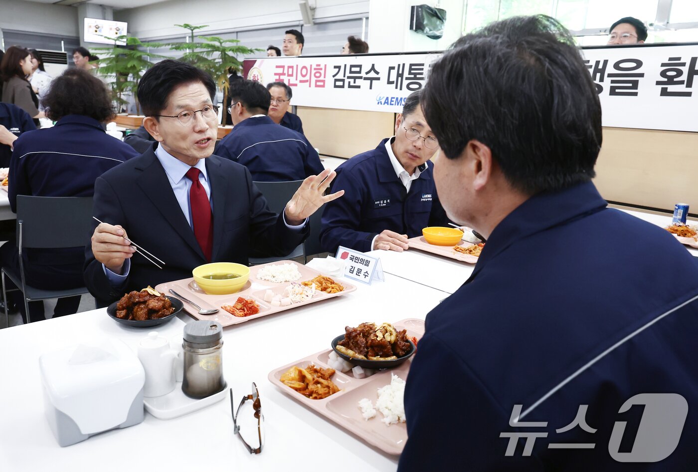 본문 이미지 - 김문수 국민의힘 대통령 후보가 14일 경남 사천시 항공정비업체 한국항공서비스에 방문해 현장을 둘러본 뒤 직원들과 식사하고 있다. 2025.5.14/뉴스1 ⓒ News1 김민지 기자