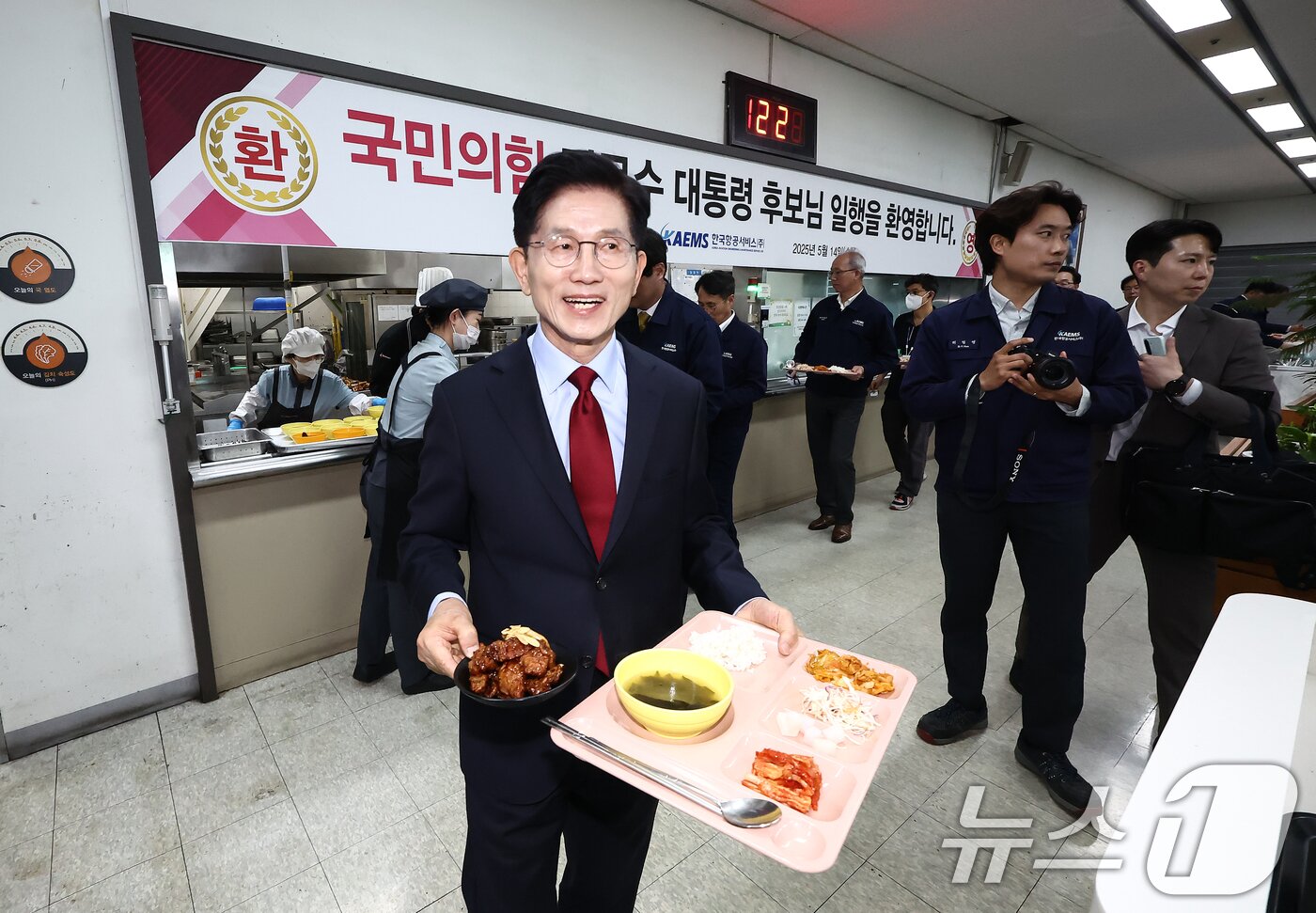 본문 이미지 - 김문수 국민의힘 대통령 후보가 14일 경남 사천시 항공정비업체 한국항공서비스에 방문해 직원들과 식사를 하기 위해 이동하고 있다. 2025.5.14/뉴스1 ⓒ News1 김민지 기자