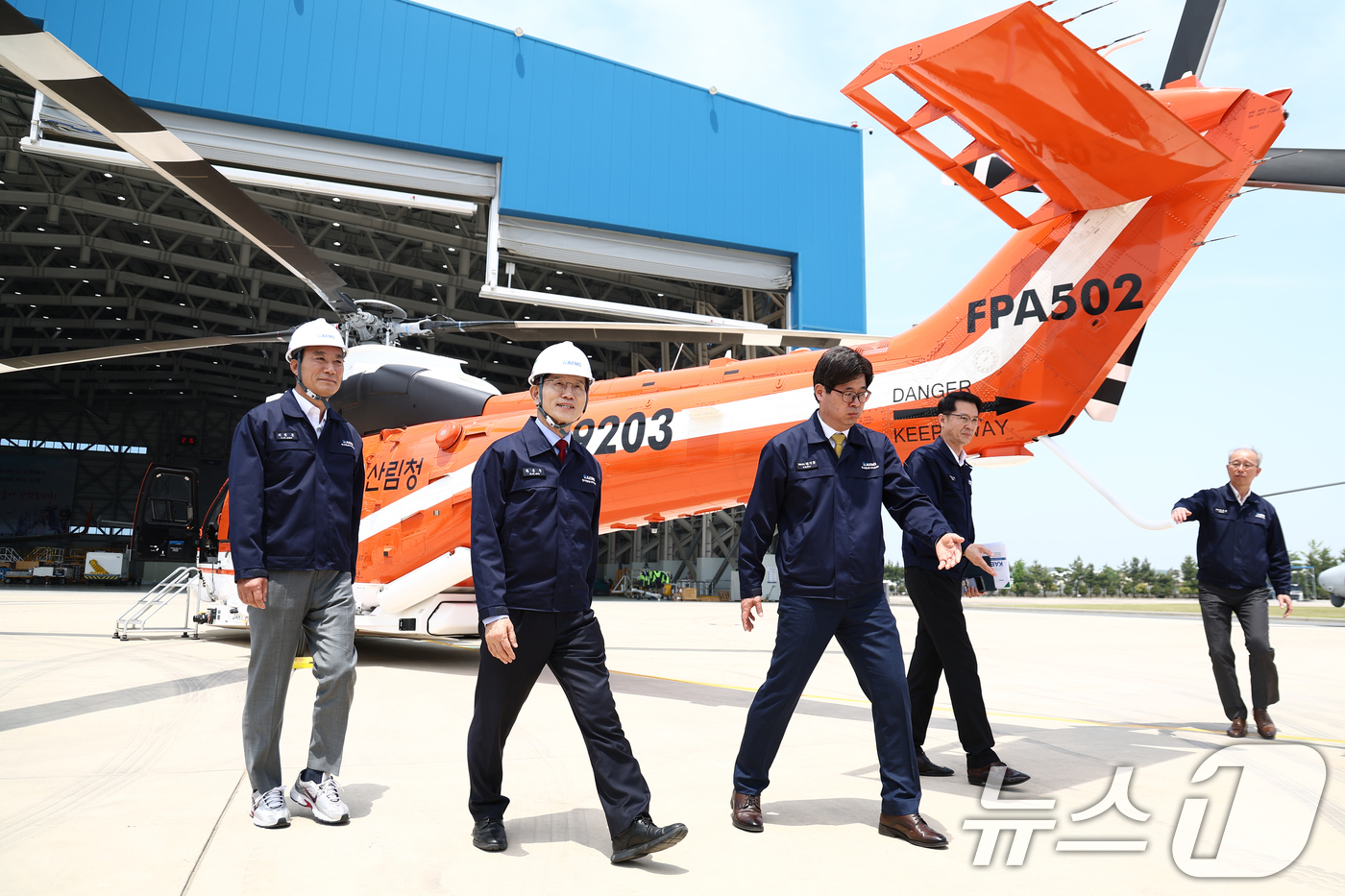 (사천=뉴스1) 김민지 기자 = 김문수 국민의힘 대통령 후보가 14일 경남 사천시 항공정비업체 한국항공서비스에 방문해 산림청 산불 진화 헬기를 살펴보고 있다. 2025.5.14/뉴 …