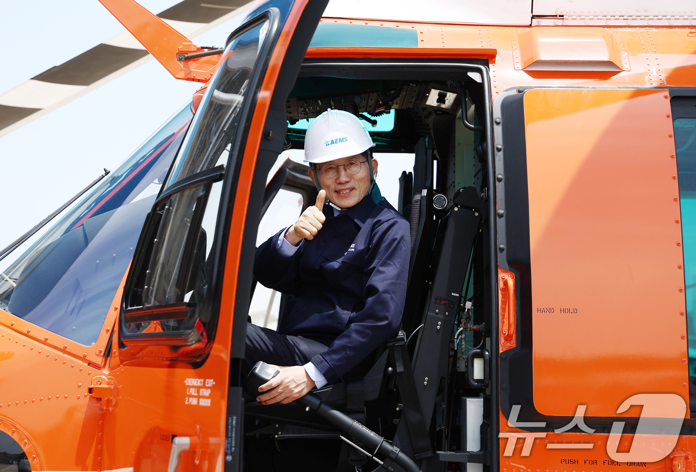 (사천=뉴스1) 김민지 기자 = 김문수 국민의힘 대통령 후보가 14일 경남 사천시 항공정비업체 한국항공서비스에 방문해 산림청 산불 진화 헬기를 살펴보고 있다. 2025.5.14/뉴 …