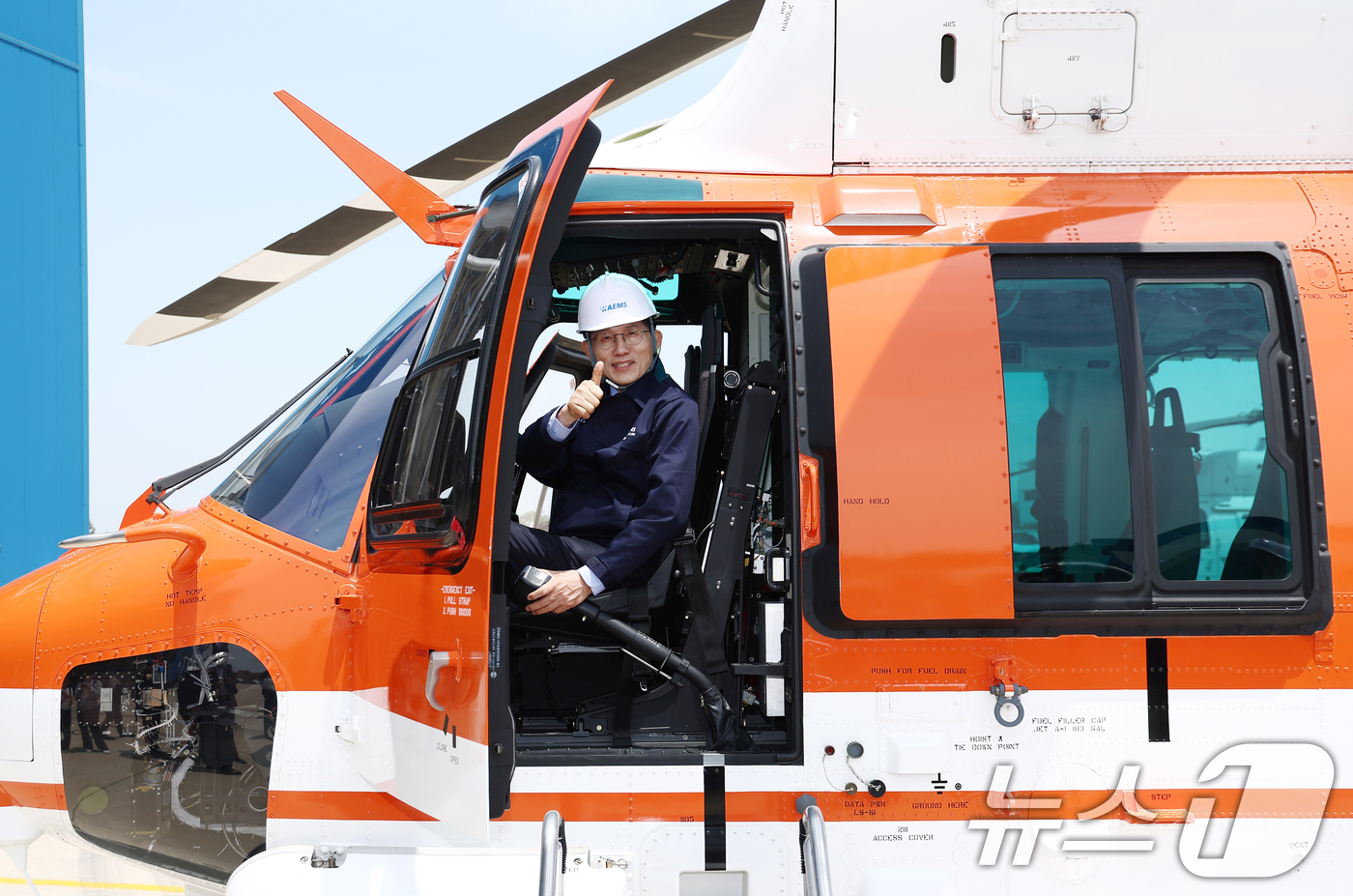 (사천=뉴스1) 김민지 기자 = 김문수 국민의힘 대통령 후보가 14일 경남 사천시 항공정비업체 한국항공서비스에 방문해 산림청 산불 진화 헬기를 살펴보고 있다. 2025.5.14/뉴 …