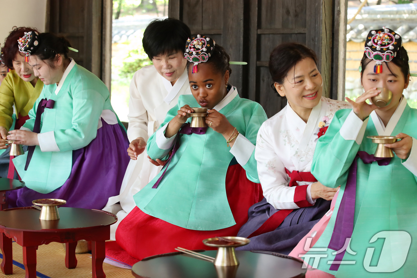 (경산=뉴스1) 공정식 기자 = 성년의 날(매년 5월 셋째 월요일)을 닷새 앞둔 14일 오전 경북 경산시 영남대학교 민속촌 구계서원에서 열린 '외국인 유학생과 함께하는 관례·계례' …