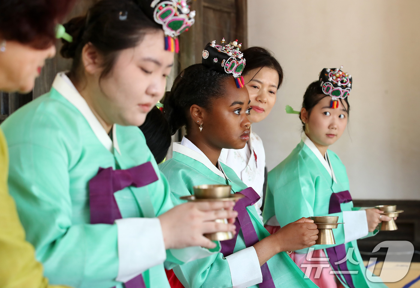 (경산=뉴스1) 공정식 기자 = 성년의 날(매년 5월 셋째 월요일)을 닷새 앞둔 14일 오전 경북 경산시 영남대학교 민속촌 구계서원에서 열린 '외국인 유학생과 함께하는 관례·계례' …