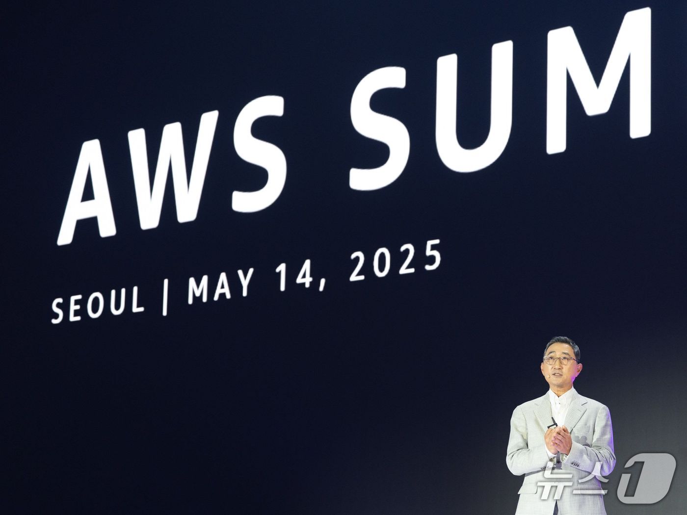본문 이미지 - 함기호 AWS 코리아 대표가 AWS 서밋 서울 2025에서 기조연설하고 있다.(AWS코리아 제공)
