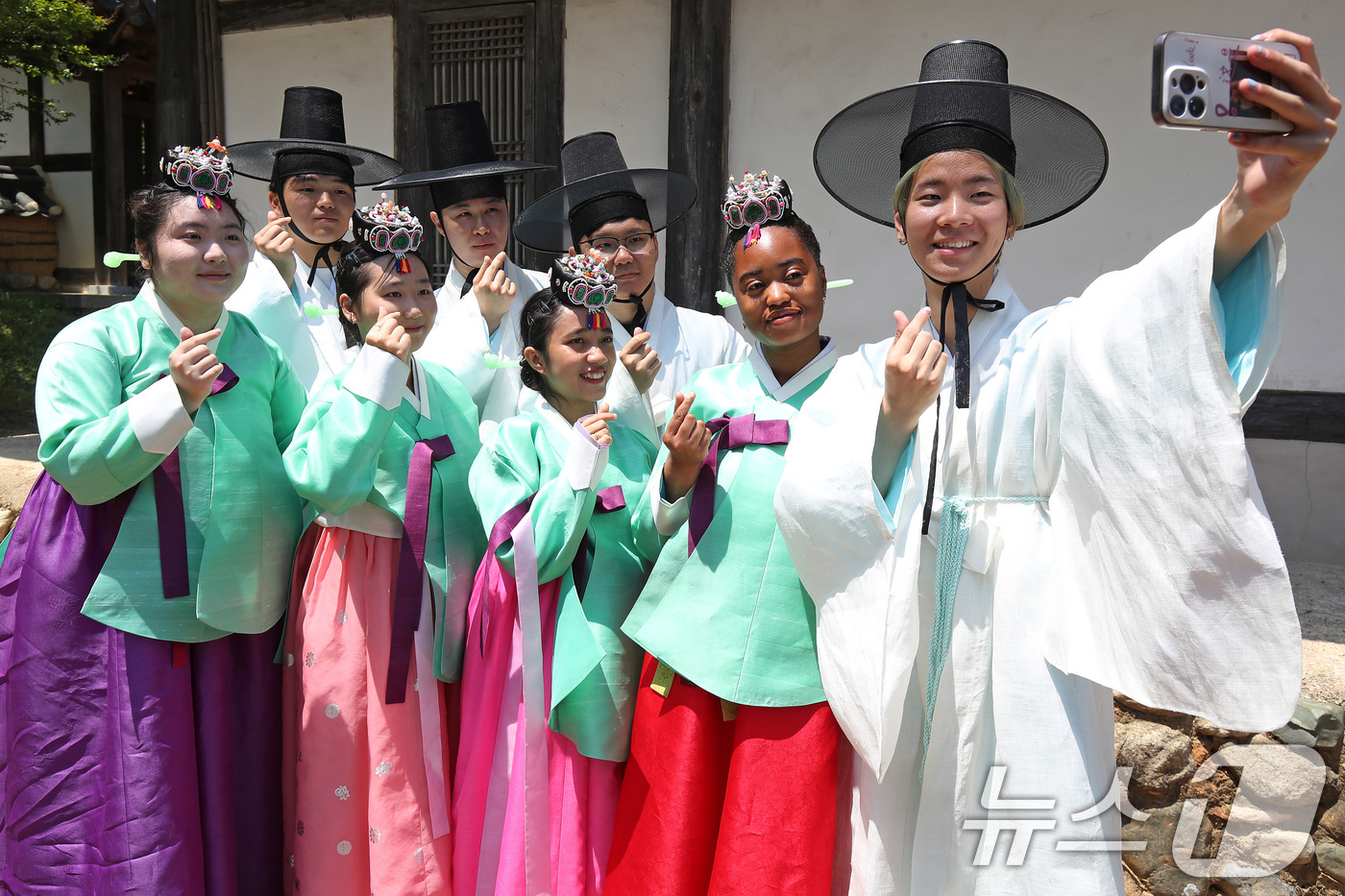 (경산=뉴스1) 공정식 기자 = 성년의 날(매년 5월 셋째 월요일)을 닷새 앞둔 14일 오전 경북 경산시 영남대학교 민속촌 구계서원에서 열린 '외국인 유학생과 함께하는 관례·계례' …