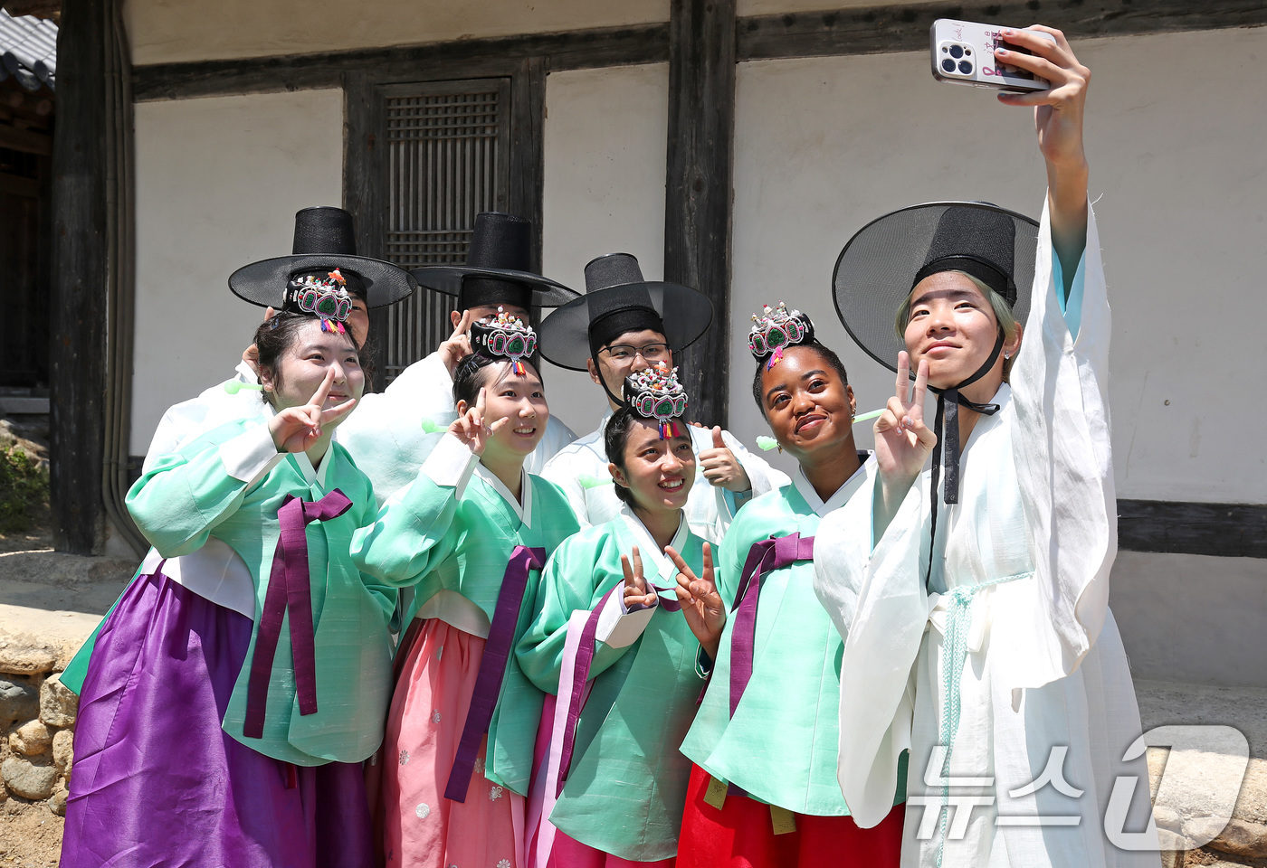 (경산=뉴스1) 공정식 기자 = 성년의 날(매년 5월 셋째 월요일)을 닷새 앞둔 14일 오전 경북 경산시 영남대학교 민속촌 구계서원에서 열린 '외국인 유학생과 함께하는 관례·계례' …