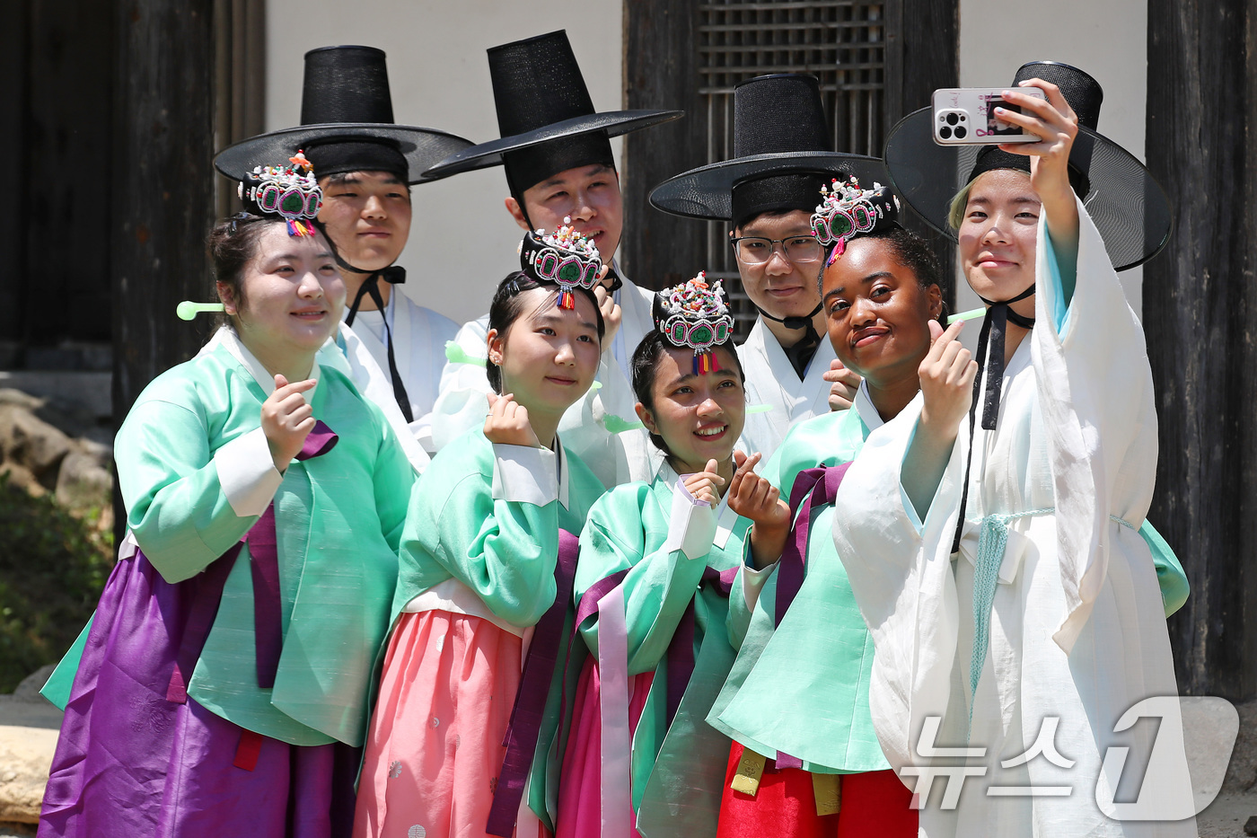 (경산=뉴스1) 공정식 기자 = 성년의 날(매년 5월 셋째 월요일)을 닷새 앞둔 14일 오전 경북 경산시 영남대학교 민속촌 구계서원에서 열린 '외국인 유학생과 함께하는 관례·계례' …