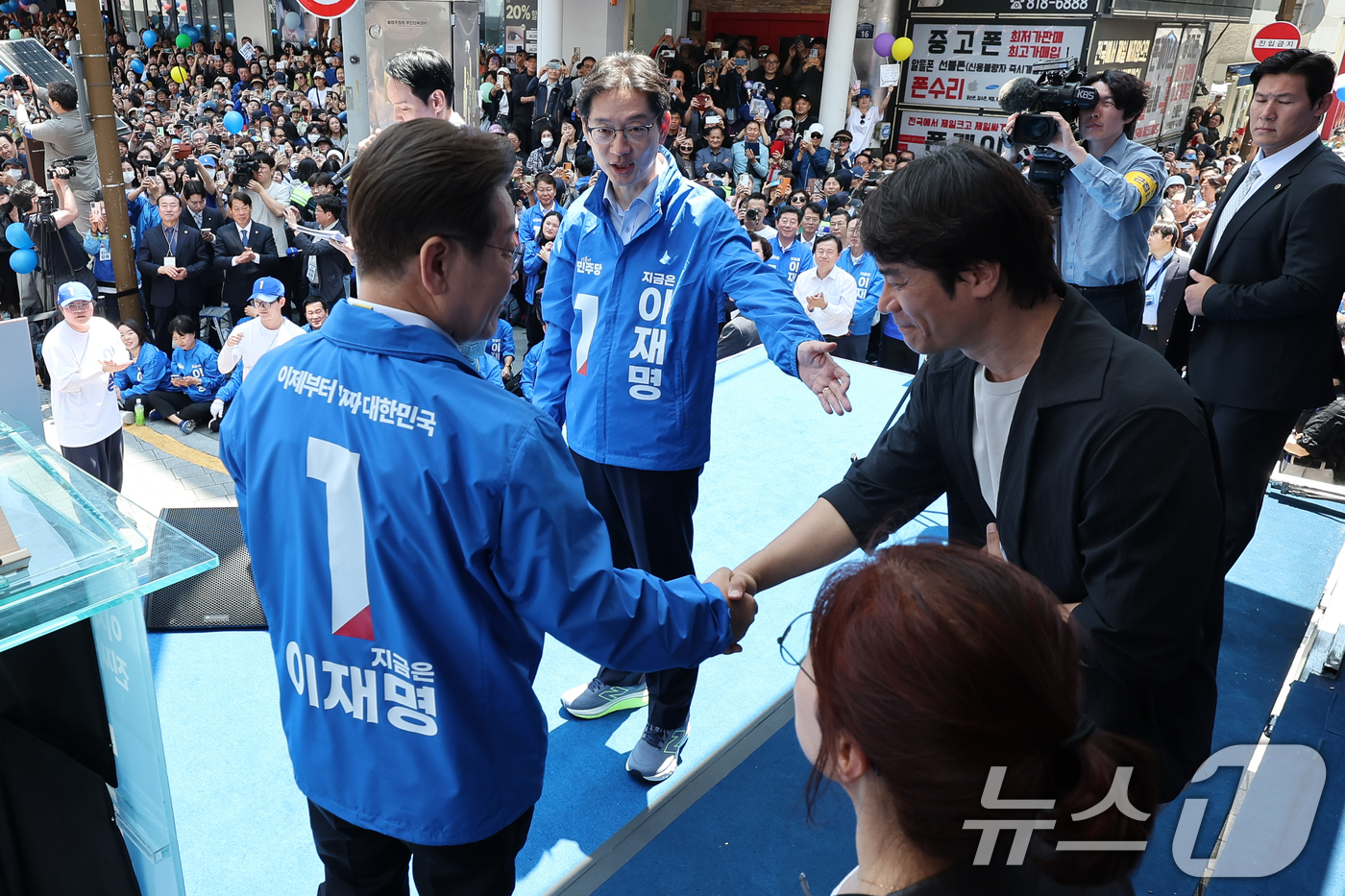 (부산=뉴스1) 안은나 기자 = 이재명 더불어민주당 대통령 후보가 민주당 험지로 꼽히는 부산·경남(PK) 지역 유세에 나선 14일 부산 부산진구 서면을 찾아 연설에 앞서 황현필 한 …