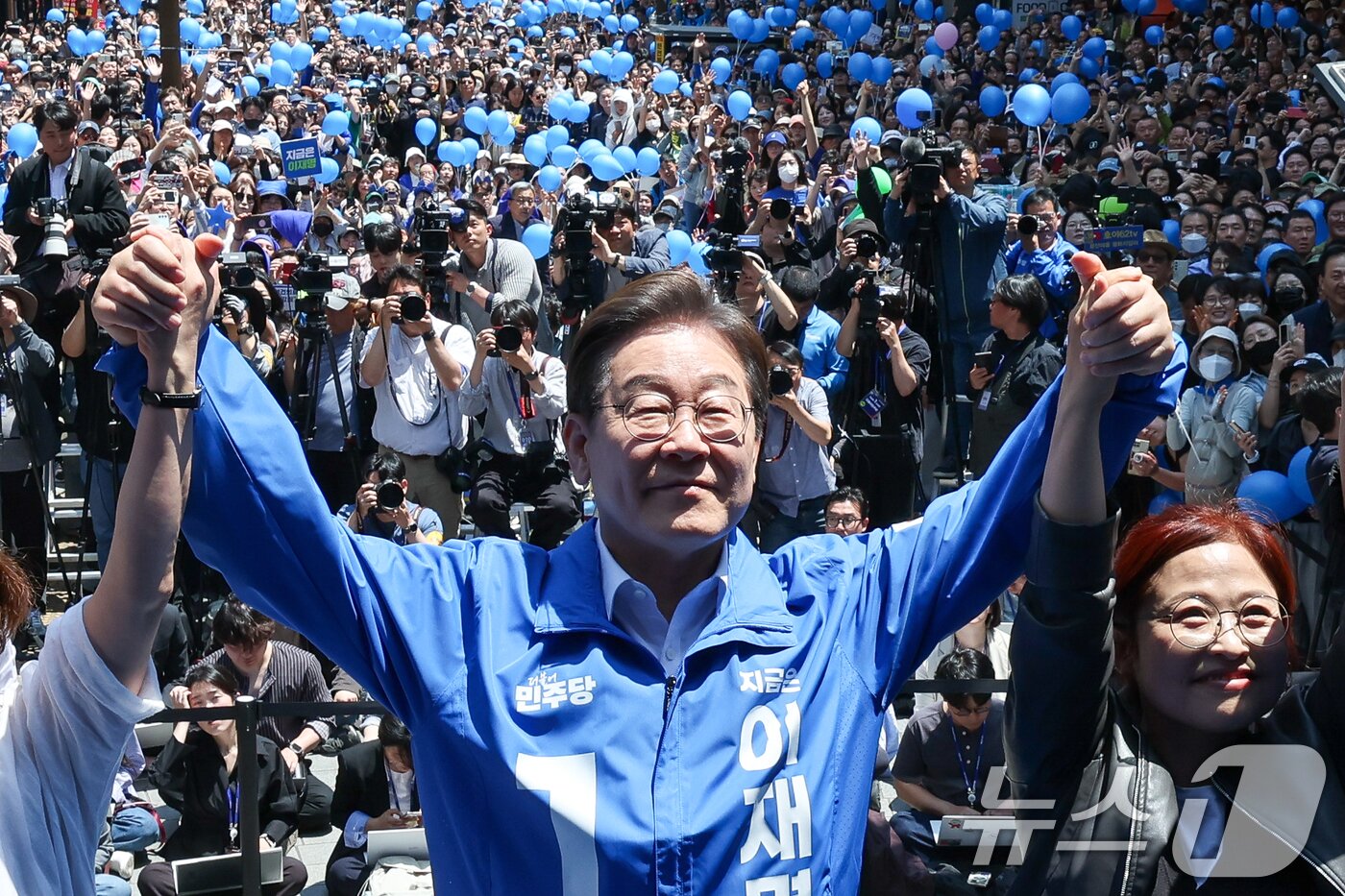본문 이미지 - 이재명 더불어민주당 대통령 후보가 민주당 험지로 꼽히는 부산·경남&#40;PK&#41; 지역 유세에 나선 14일 부산 부산진구 서면을 찾아 연설에 앞서 인사하고 있다. 2025.5.14/뉴스1 ⓒ News1 안은나 기자