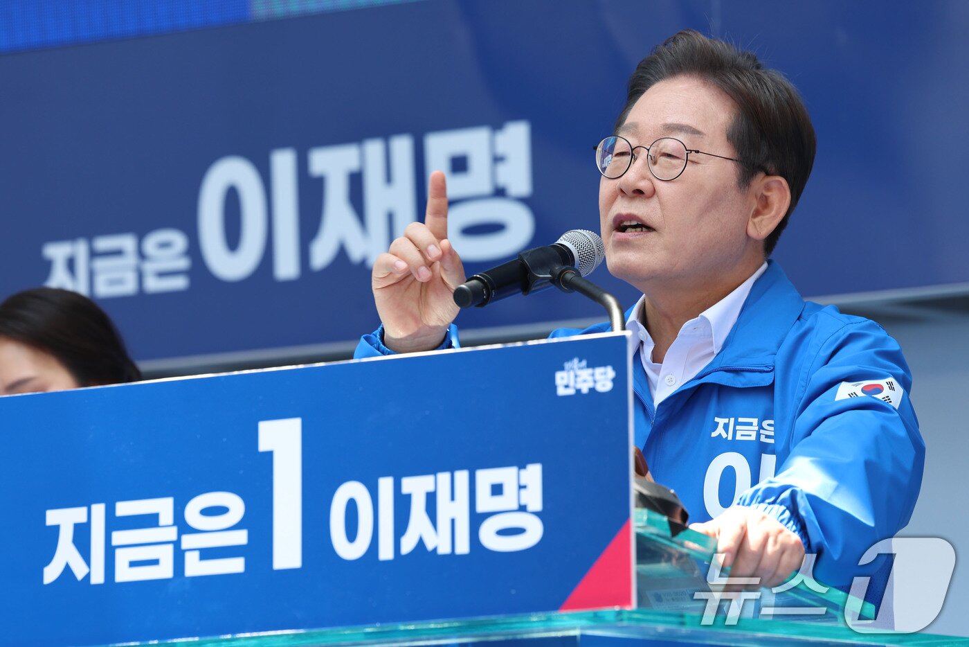 본문 이미지 - 이재명 더불어민주당 대통령 후보가 민주당 험지로 꼽히는 부산·경남&#40;PK&#41; 지역 유세에 나선 14일 부산 부산진구 서면을 찾아 지지를 호소하고 있다.&#40;공동취재&#41; 2025.5.14/뉴스1 ⓒ News1 안은나 기자