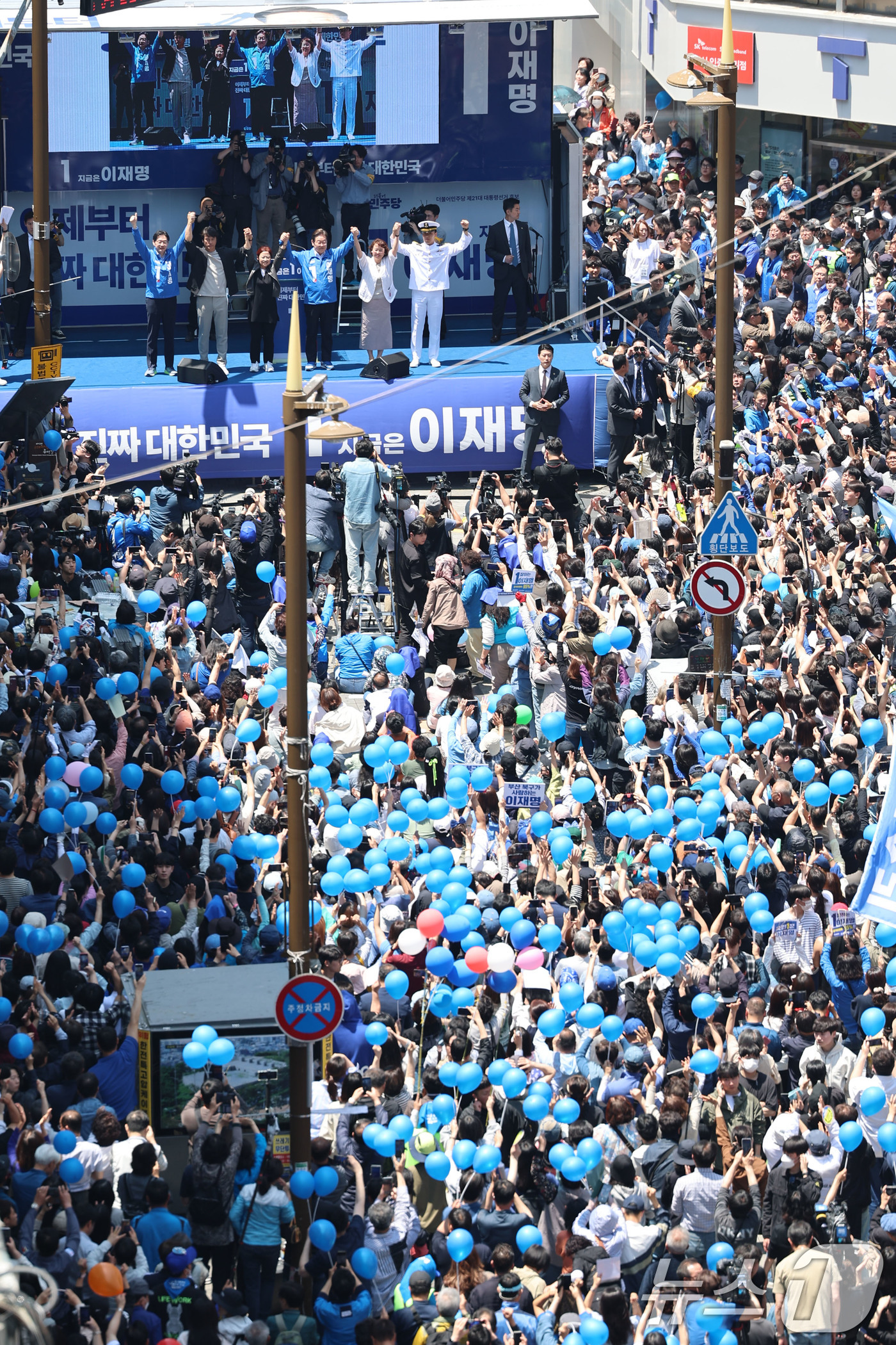 (부산=뉴스1) 안은나 기자 = 이재명 더불어민주당 대통령 후보가 민주당 험지로 꼽히는 부산·경남(PK) 지역 유세에 나선 14일 부산 부산진구 서면을 찾아 지지를 호소하고 있다. …