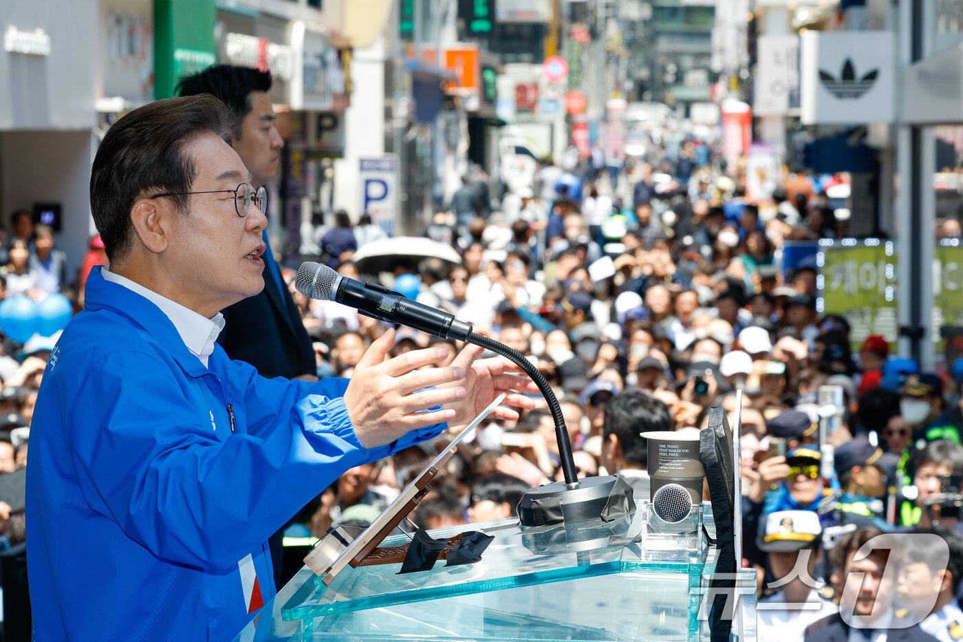 본문 이미지 - 이재명 더불어민주당 대통령 후보가 민주당 험지로 꼽히는 부산·경남&#40;PK&#41; 지역 유세에 나선 14일 부산 부산진구 서면을 찾아 지지를 호소하고 있다. 2025.5.14/뉴스1 ⓒ News1 안은나 기자