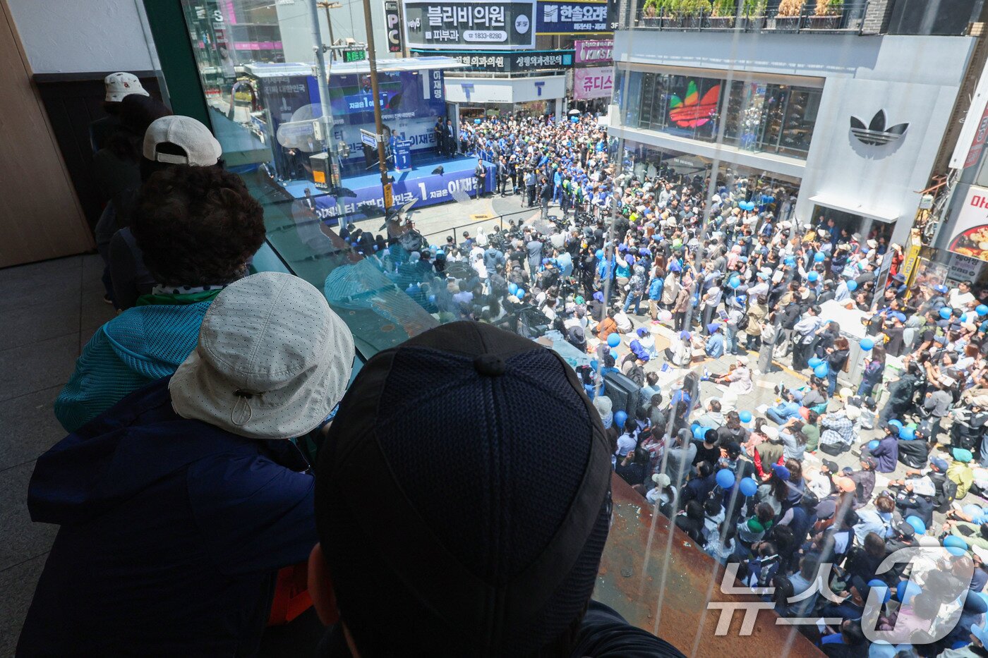 본문 이미지 - 14일 부산 부산진구 서면에서 시민들이 이재명 더불어민주당 대통령 후보의 유세를 지켜보고 있다.&#40;공동취재&#41; 2025.5.14/뉴스1 ⓒ News1 안은나 기자