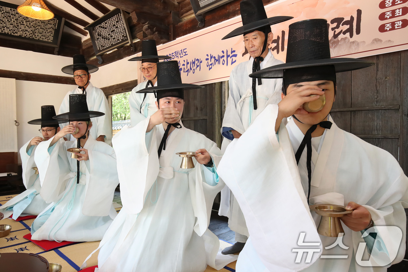 (경산=뉴스1) 공정식 기자 = 성년의 날(매년 5월 셋째 월요일)을 닷새 앞둔 14일 오전 경북 경산시 영남대학교 민속촌 구계서원에서 열린 '외국인 유학생과 함께하는 관례·계례' …