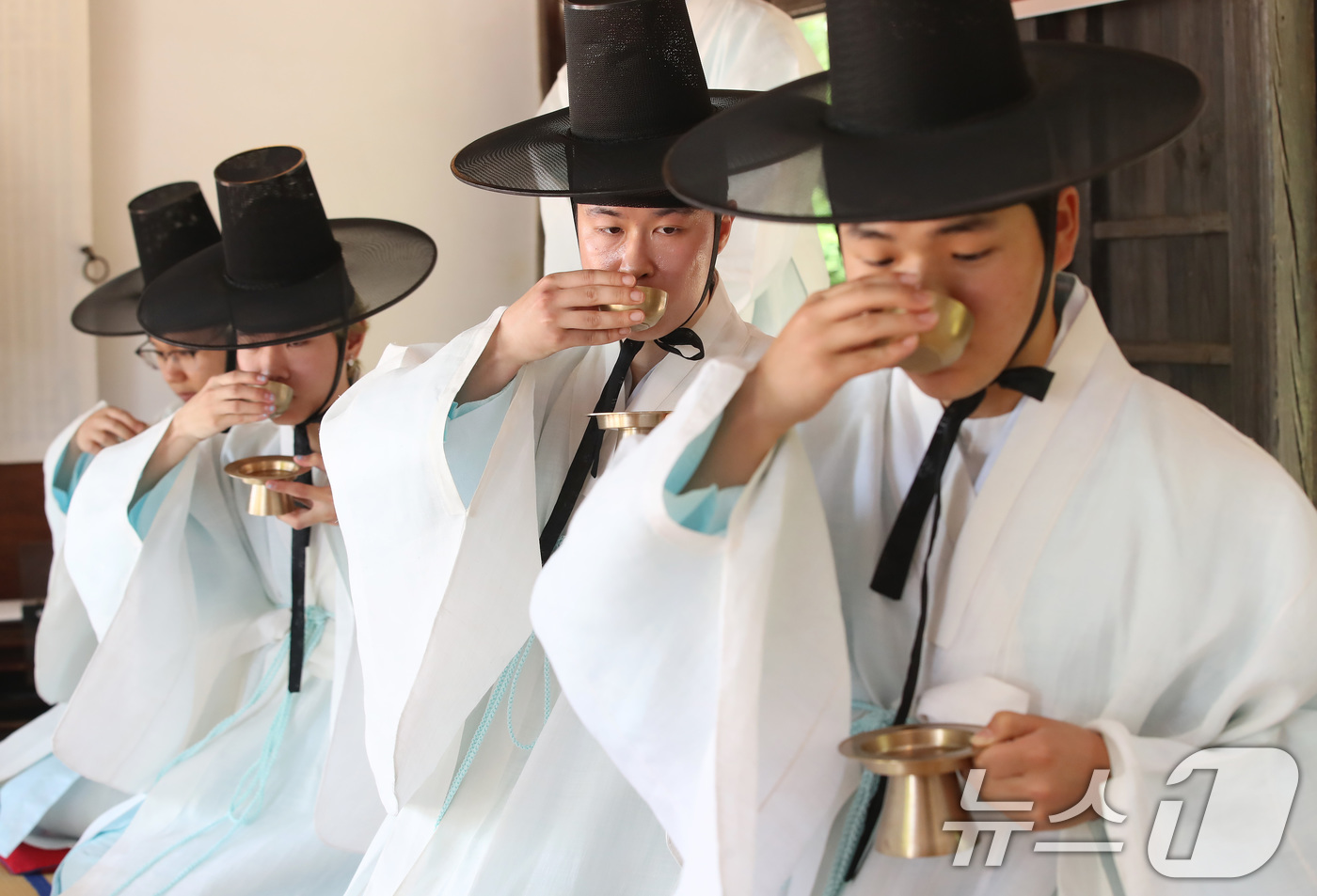 (경산=뉴스1) 공정식 기자 = 성년의 날(매년 5월 셋째 월요일)을 닷새 앞둔 14일 오전 경북 경산시 영남대학교 민속촌 구계서원에서 열린 '외국인 유학생과 함께하는 관례·계례' …