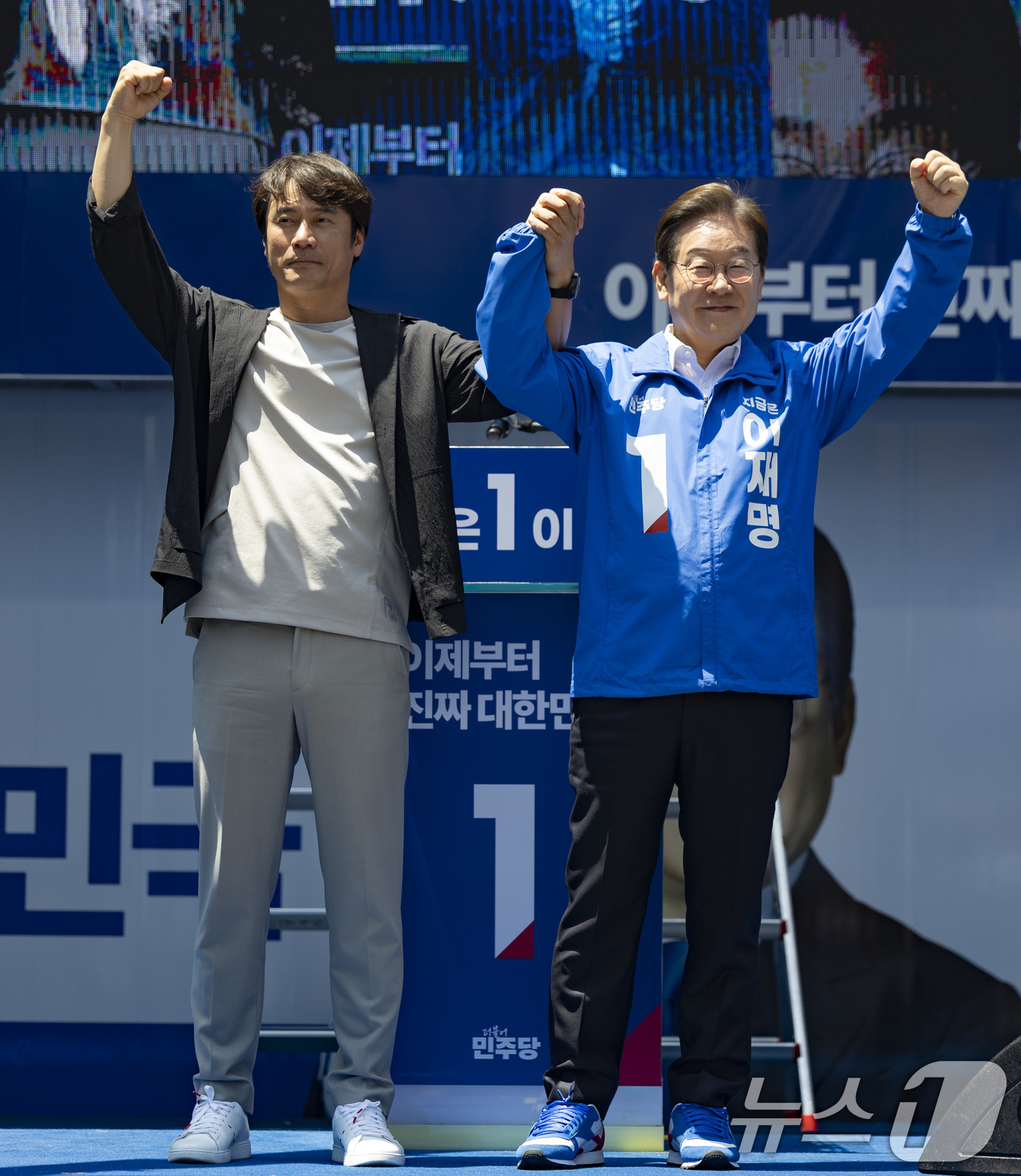 (부산=뉴스1) 안은나 기자 = 이재명 더불어민주당 대통령 후보가 민주당 험지로 꼽히는 부산·경남(PK) 지역 유세에 나선 14일 부산 부산진구 서면을 찾아 황현필 한국사 강사와 …