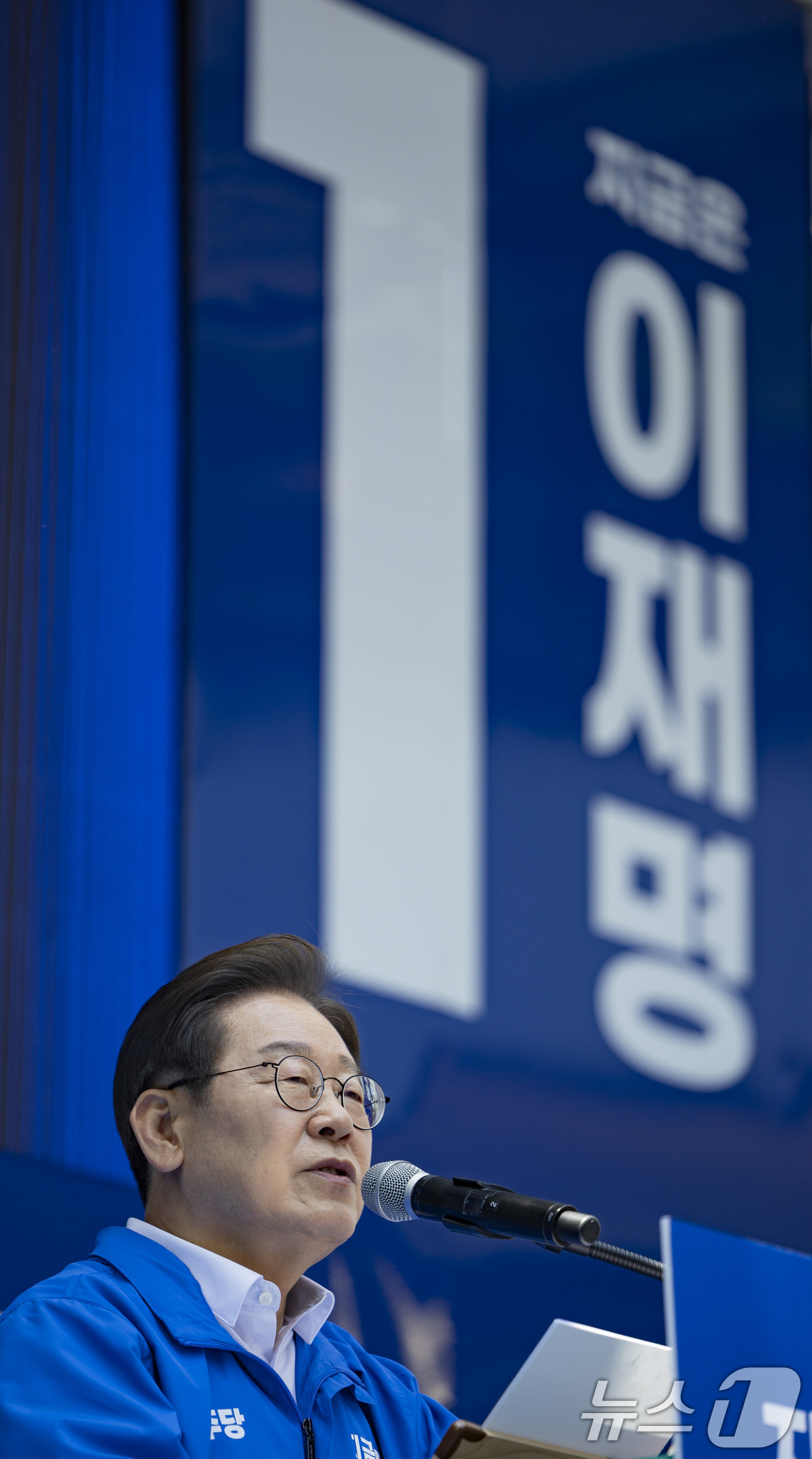 (부산=뉴스1) 안은나 기자 = 이재명 더불어민주당 대통령 후보가 민주당 험지로 꼽히는 부산·경남(PK) 지역 유세에 나선 14일 부산 부산진구 서면을 찾아 지지를 호소하고 있다. …