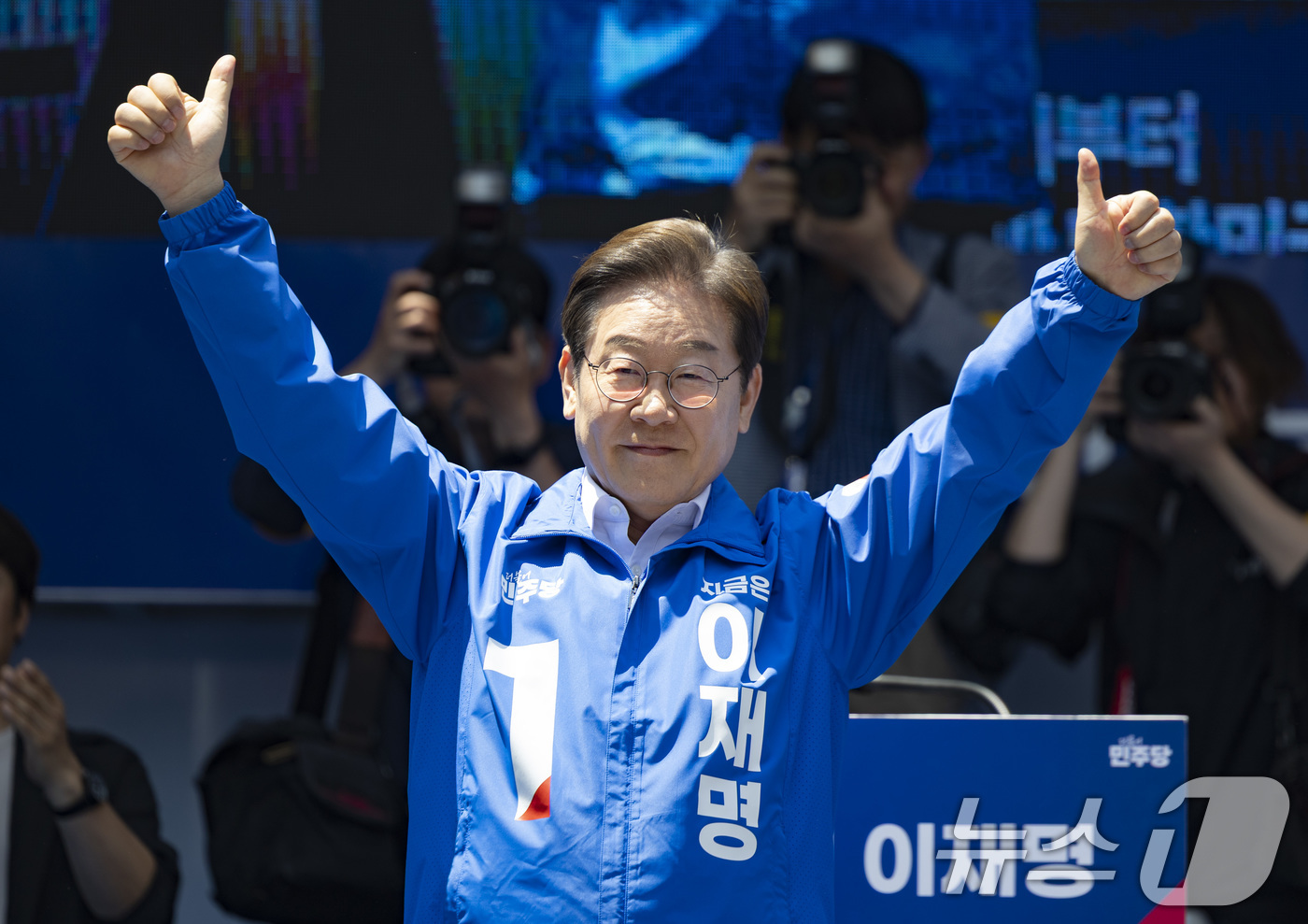 (부산=뉴스1) 안은나 기자 = 이재명 더불어민주당 대통령 후보가 민주당 험지로 꼽히는 부산·경남(PK) 지역 유세에 나선 14일 부산 부산진구 서면을 찾아 인사하고 있다. (공동 …