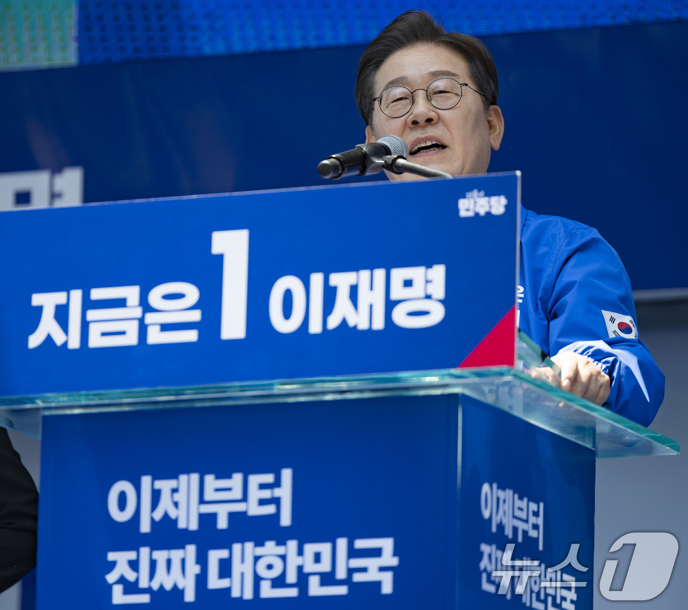 (부산=뉴스1) 안은나 기자 = 이재명 더불어민주당 대통령 후보가 민주당 험지로 꼽히는 부산·경남(PK) 지역 유세에 나선 14일 부산 부산진구 서면을 찾아 지지를 호소하고 있다. …