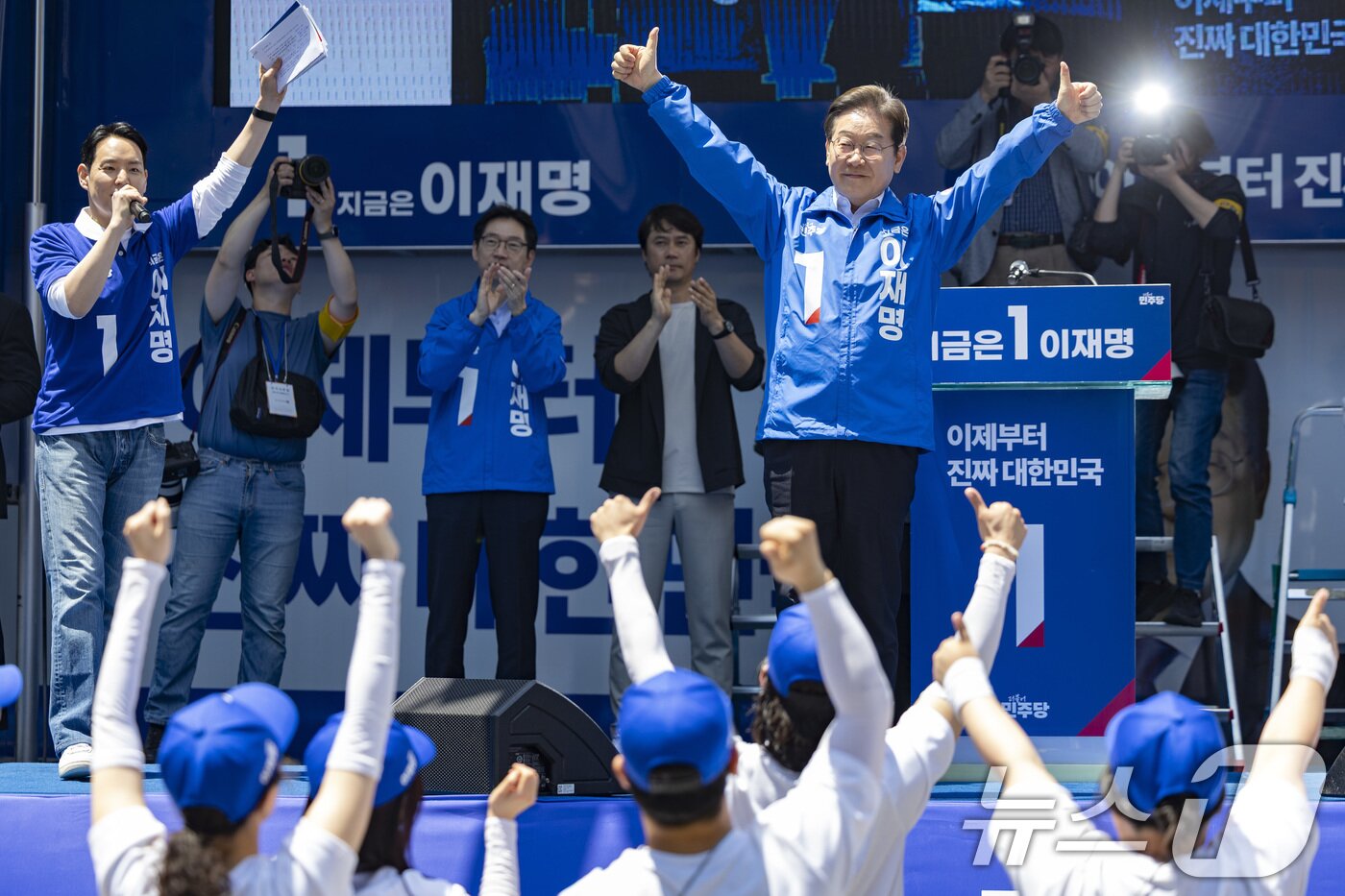 본문 이미지 - 이재명 더불어민주당 대통령 후보가 민주당 험지로 꼽히는 부산·경남&#40;PK&#41; 지역 유세에 나선 14일 부산 부산진구 서면을 찾아 인사하고 있다. &#40;공동취재&#41; 2025.5.14/뉴스1 ⓒ News1 안은나 기자