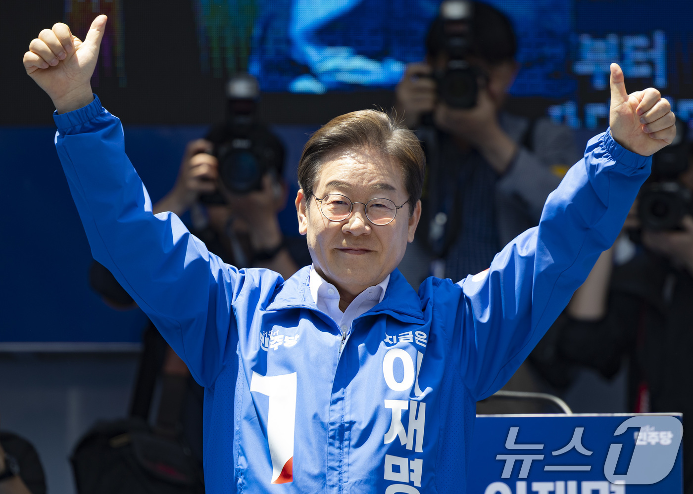 (부산=뉴스1) 안은나 기자 = 이재명 더불어민주당 대통령 후보가 민주당 험지로 꼽히는 부산·경남(PK) 지역 유세에 나선 14일 부산 부산진구 서면을 찾아 엄지 손가락을 치켜들고 …